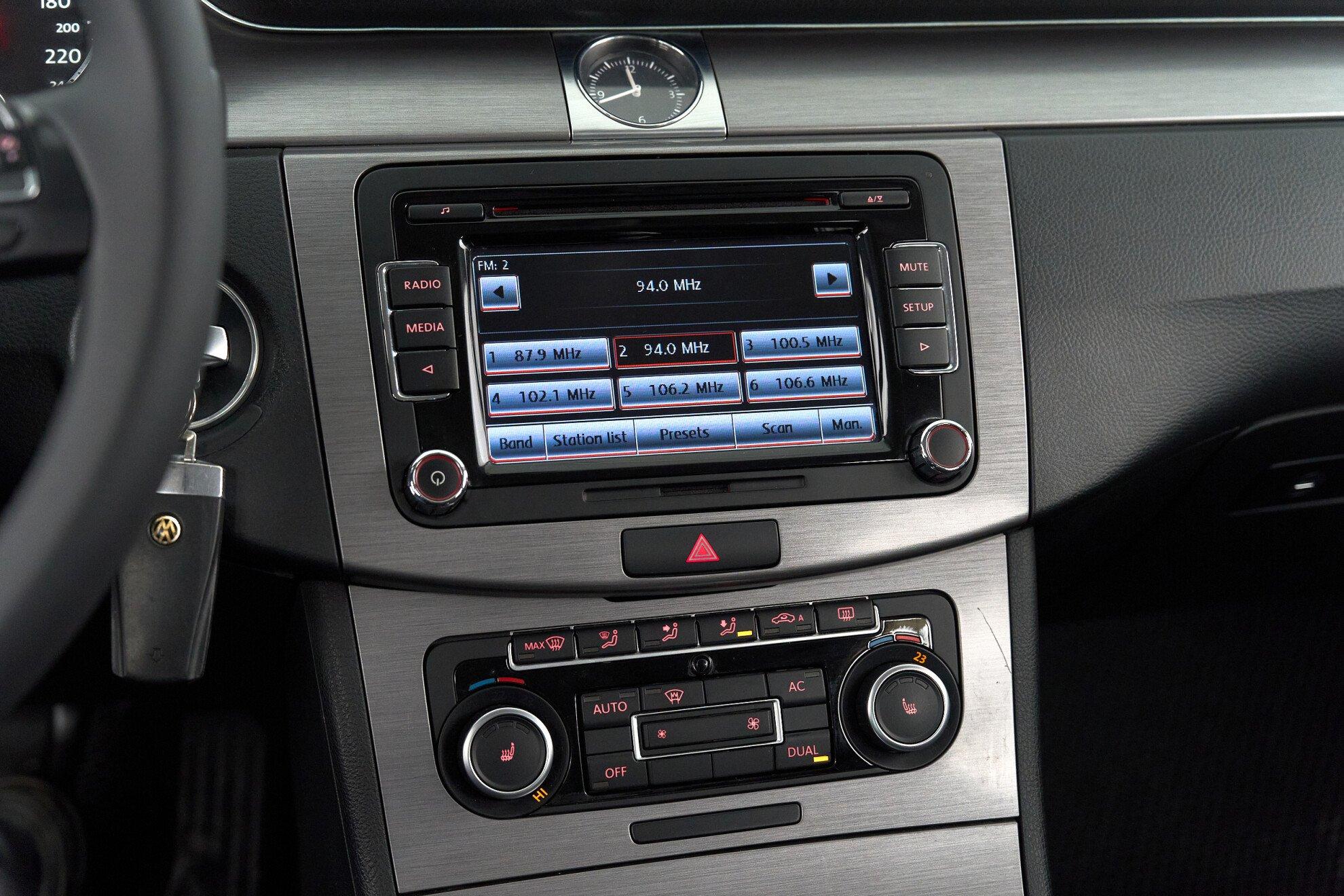 Volkswagen Passat 2011, черный