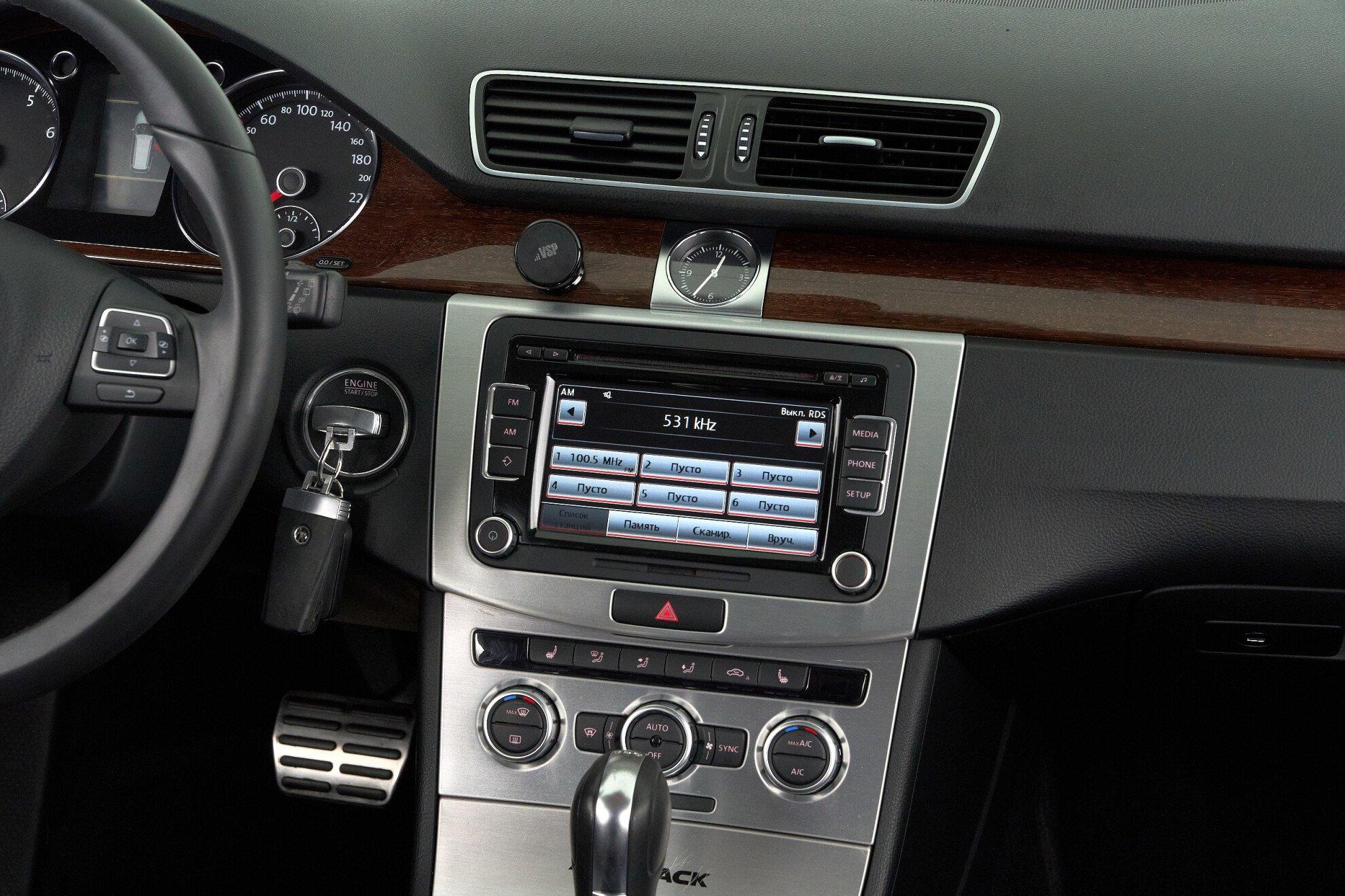Volkswagen Passat 2013, белый