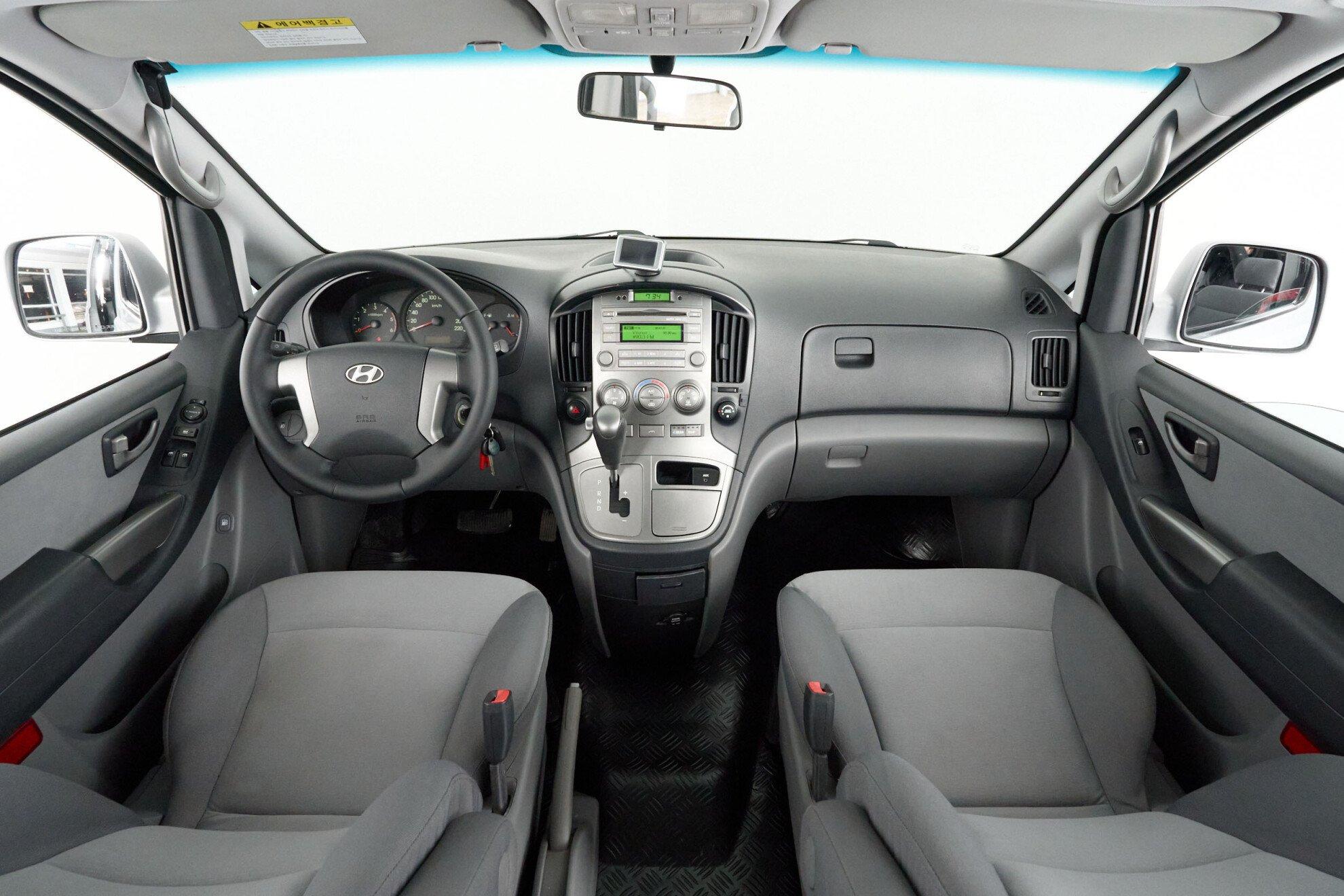 Hyundai Grand Starex 2010, серый