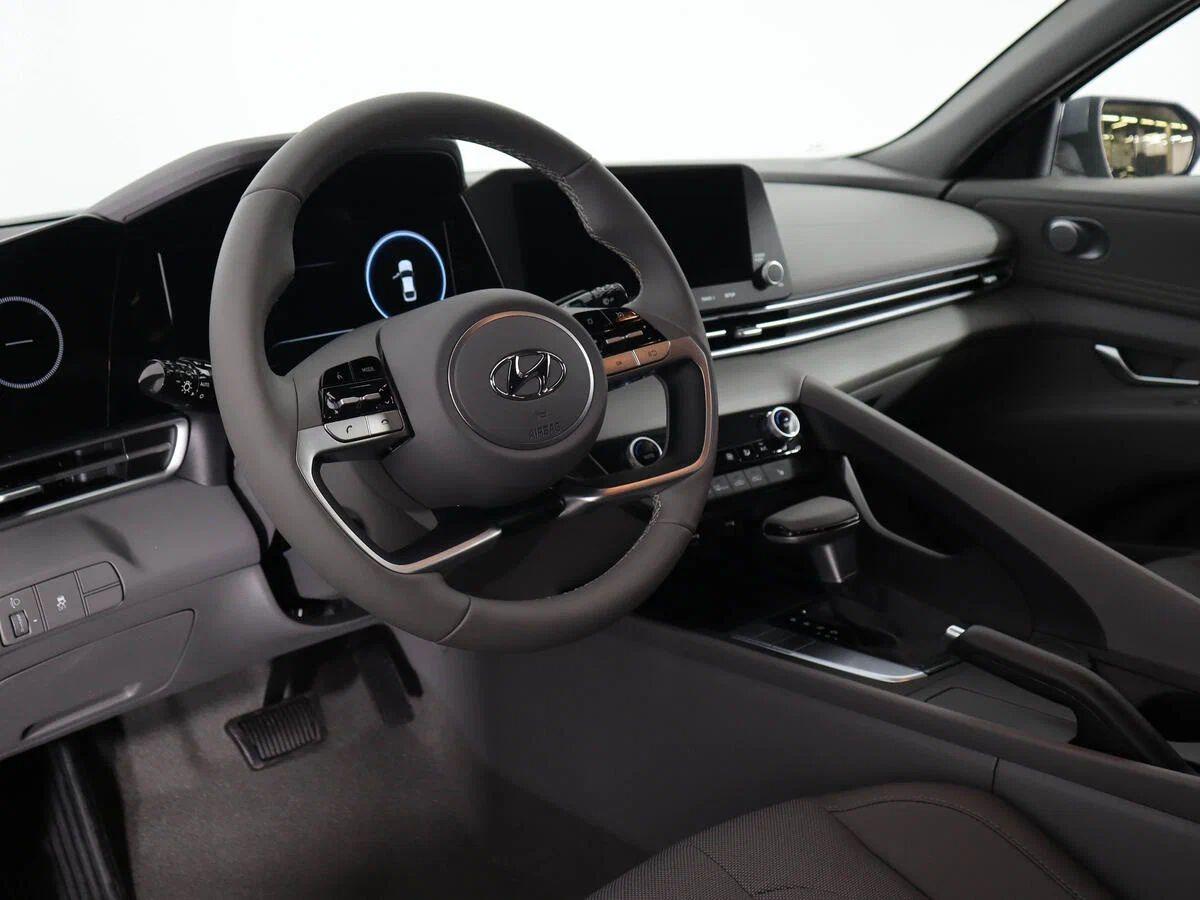 Hyundai Elantra 2022, серый