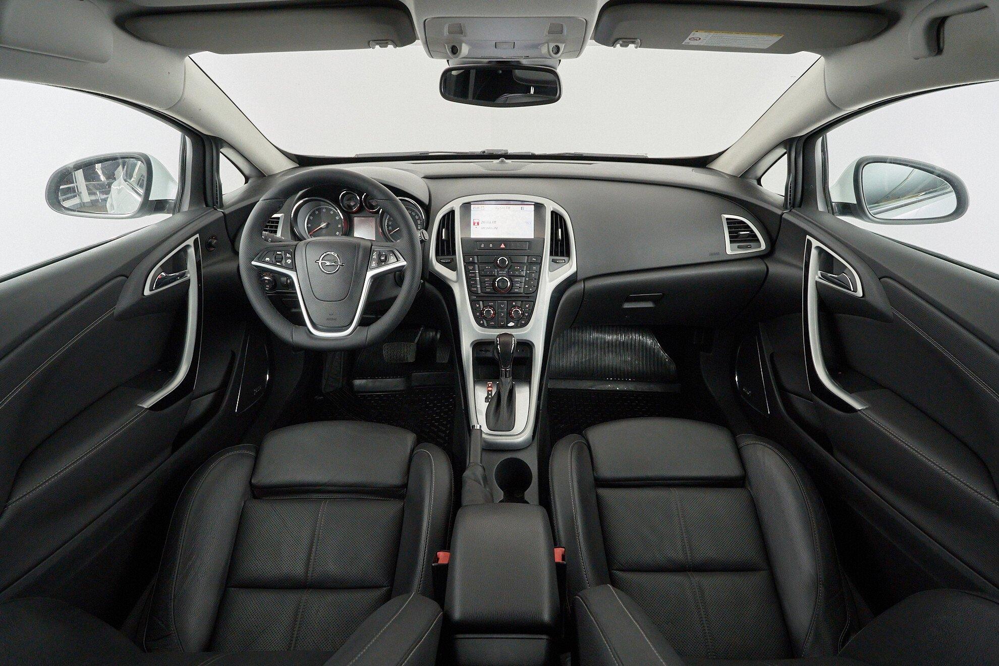 Opel Astra 2014, белый