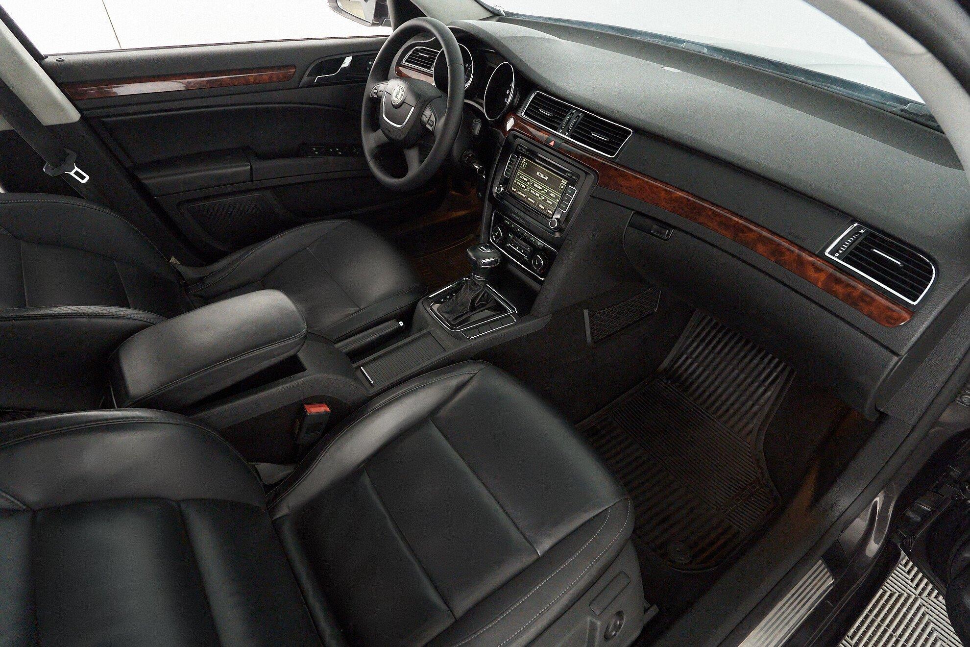 Skoda Superb 2011, коричневый