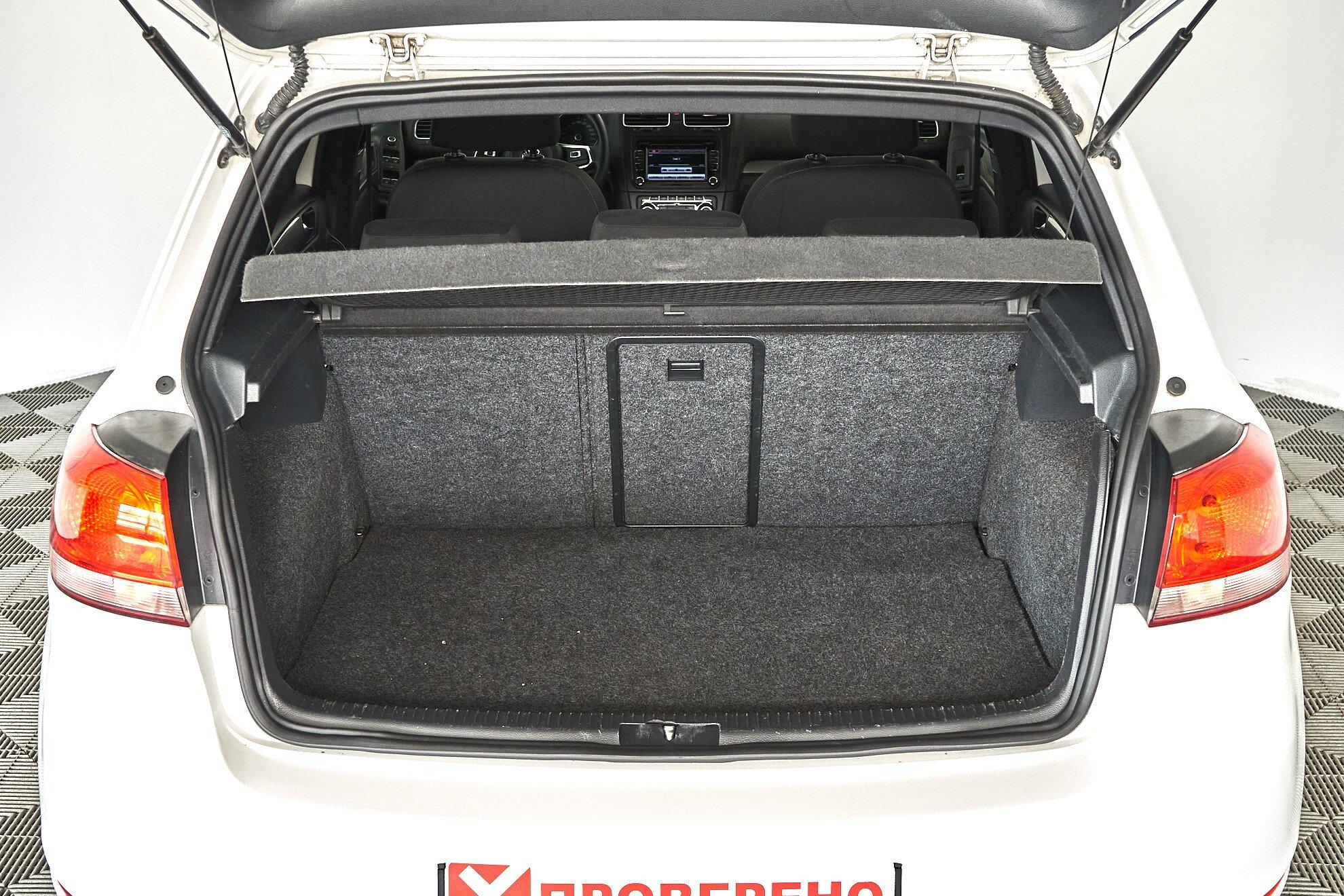 Volkswagen Golf 2012, белый