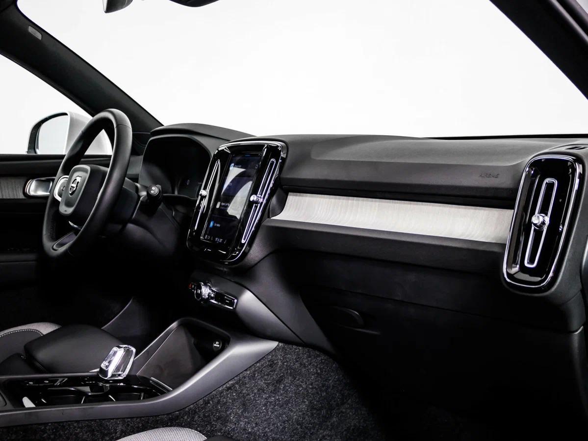 Volvo XC40 2024, белый