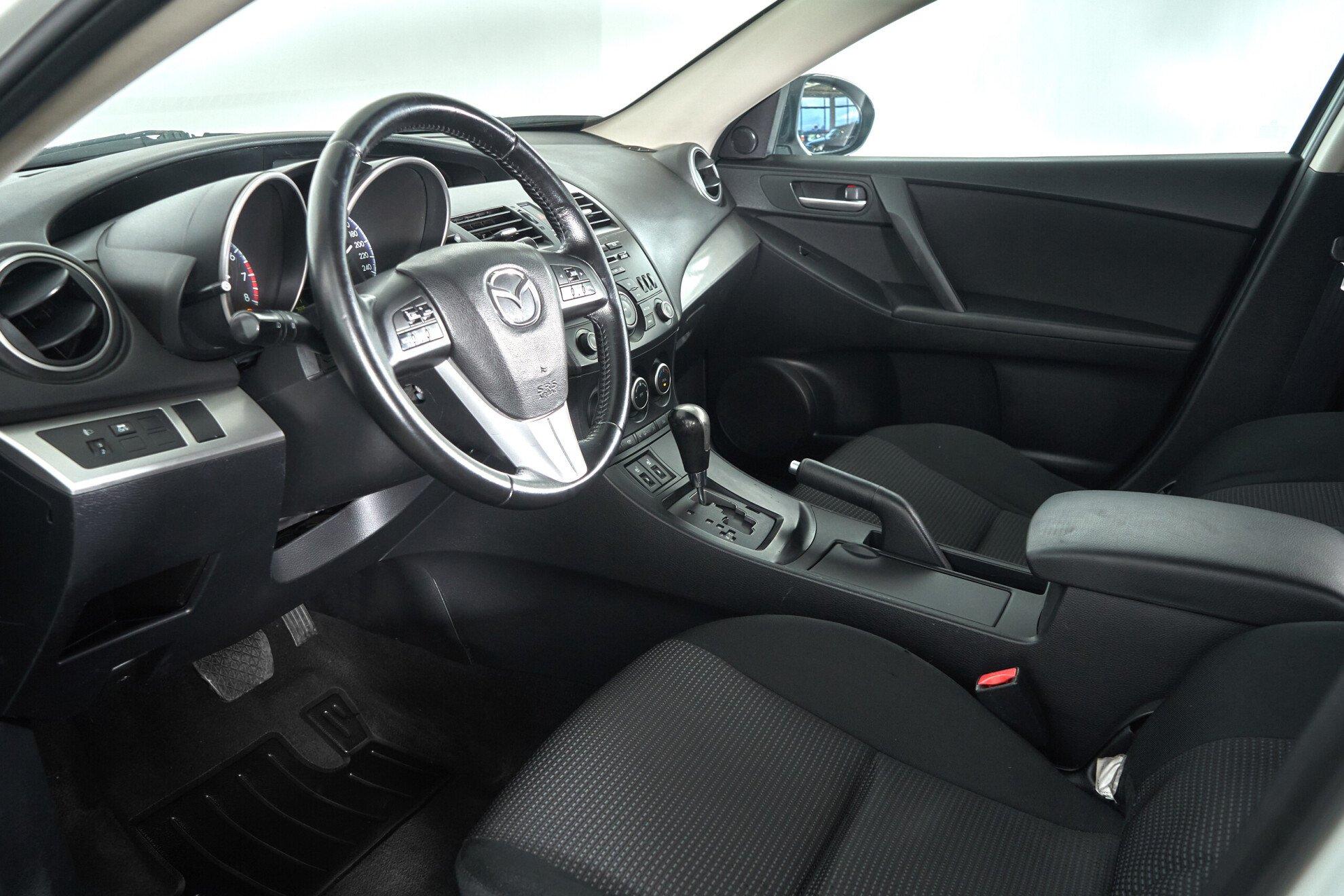 Mazda 3 2013, белый