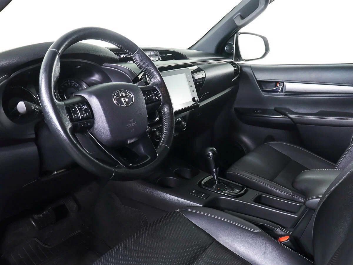 Toyota Hilux 2024, белый