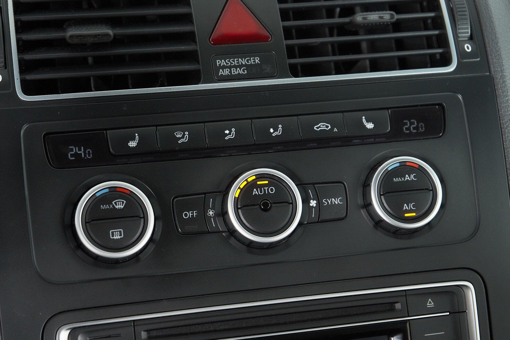 Volkswagen Touran 2012, черный