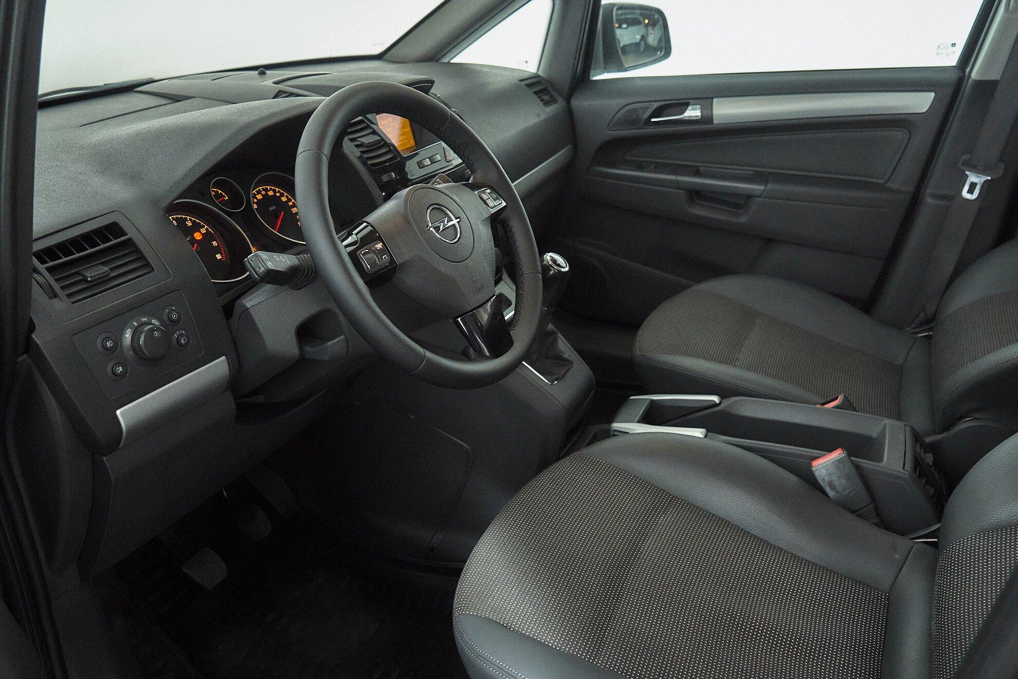 Opel Zafira 2011, серый