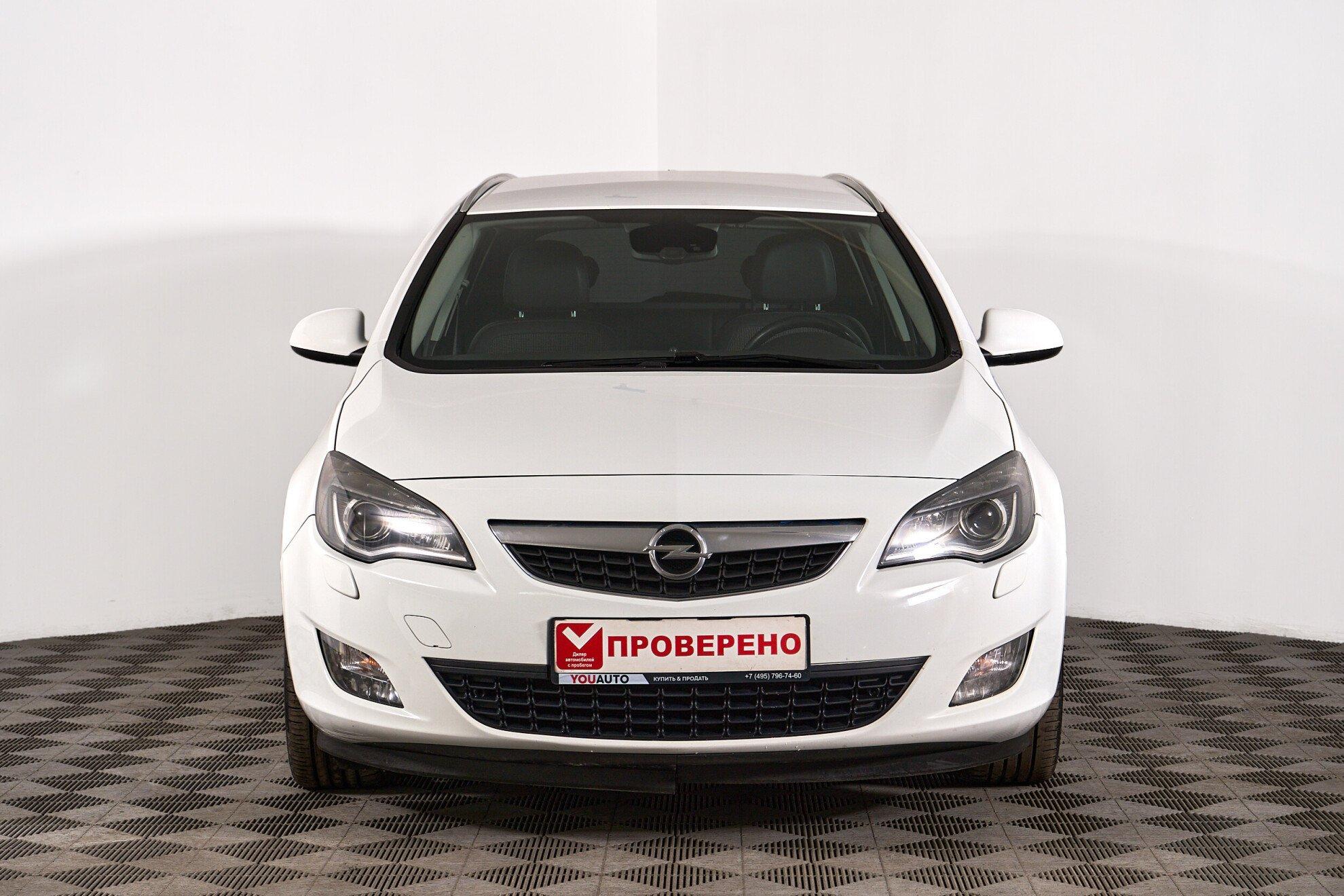 Opel Astra 2011, белый