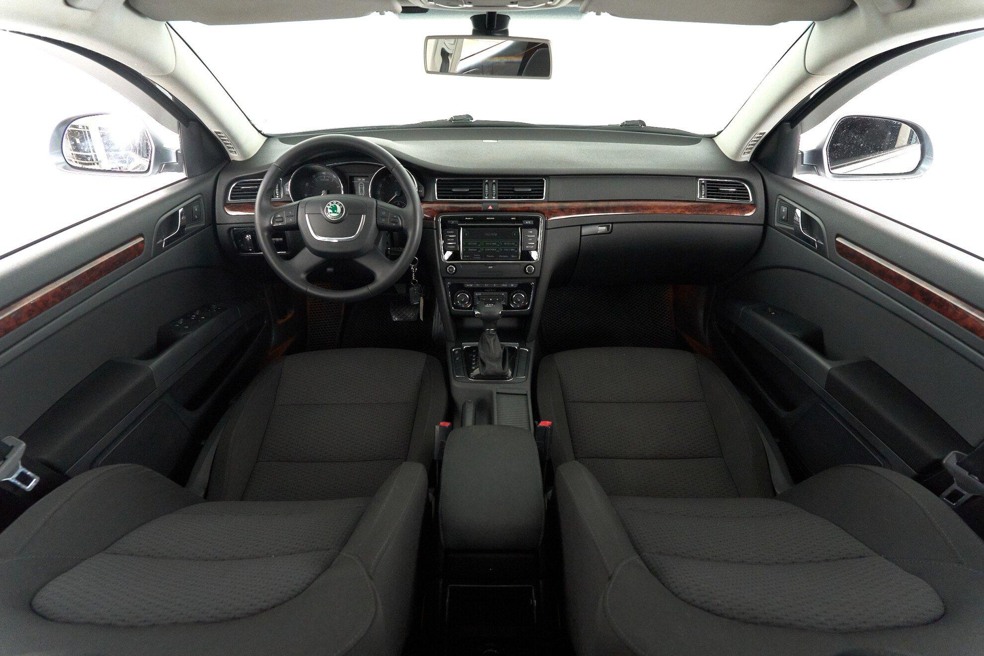 Skoda Superb 2011, серый