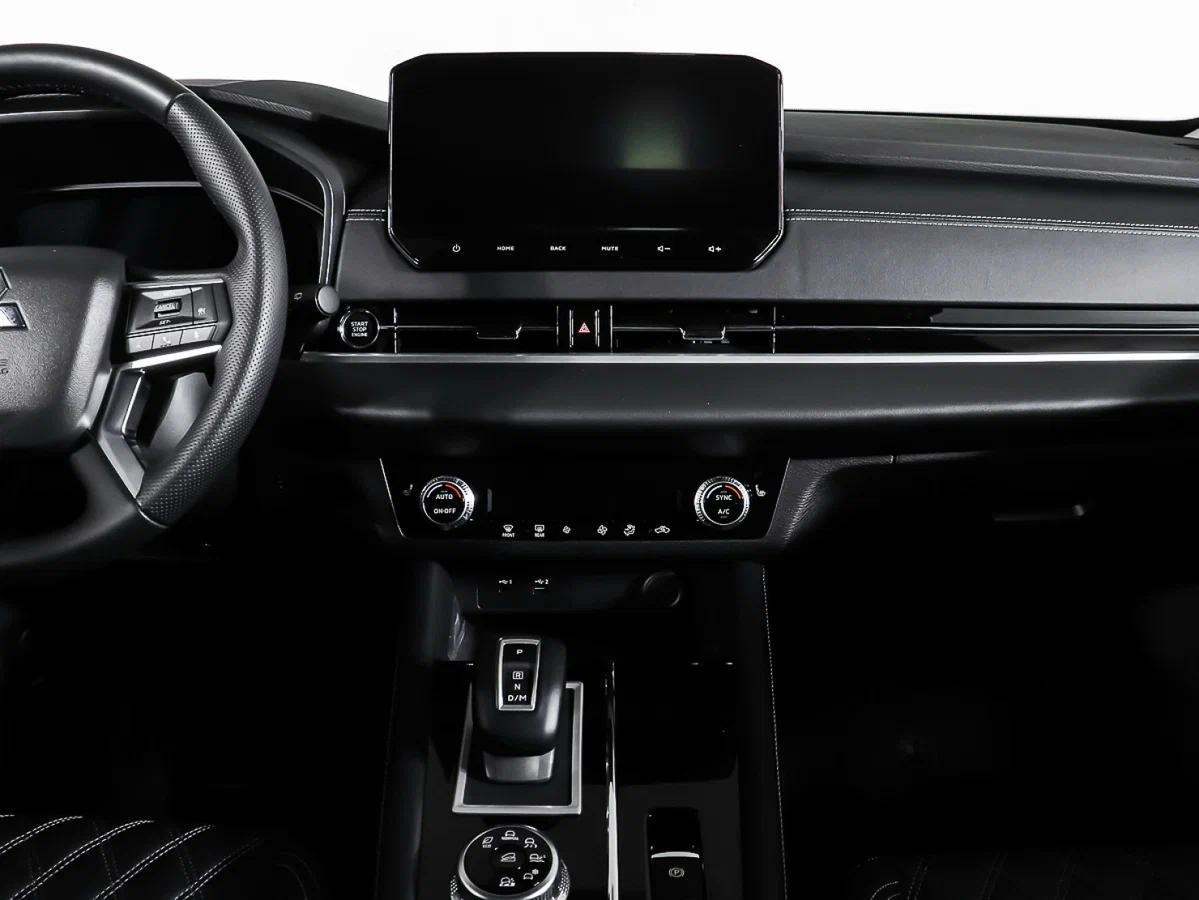 Mitsubishi Outlander 2023, коричневый