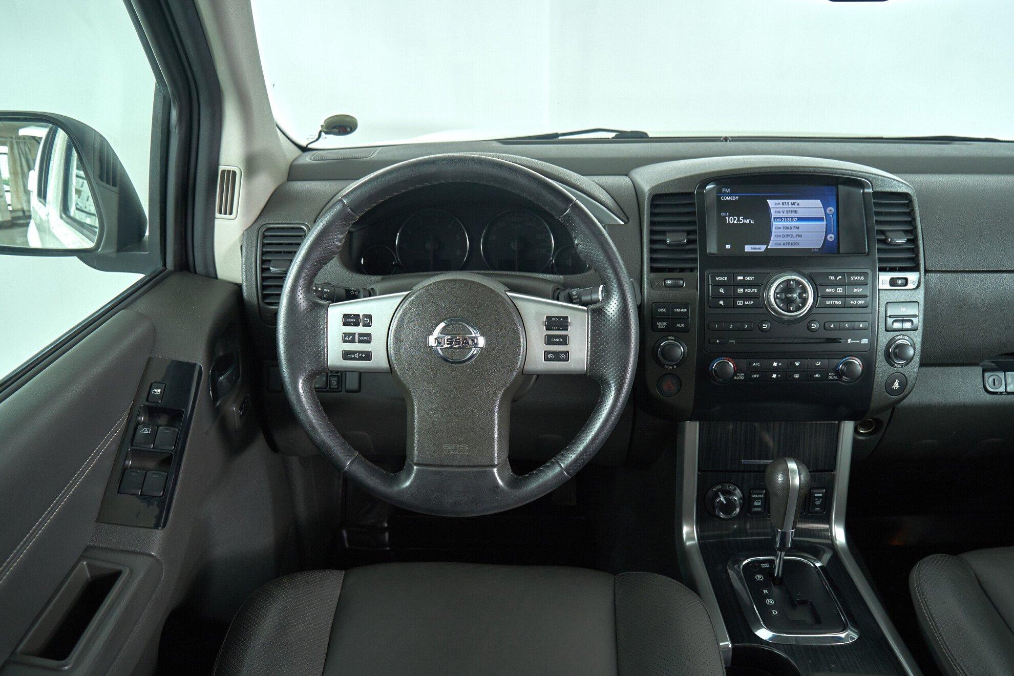 Nissan Pathfinder 2011, белый