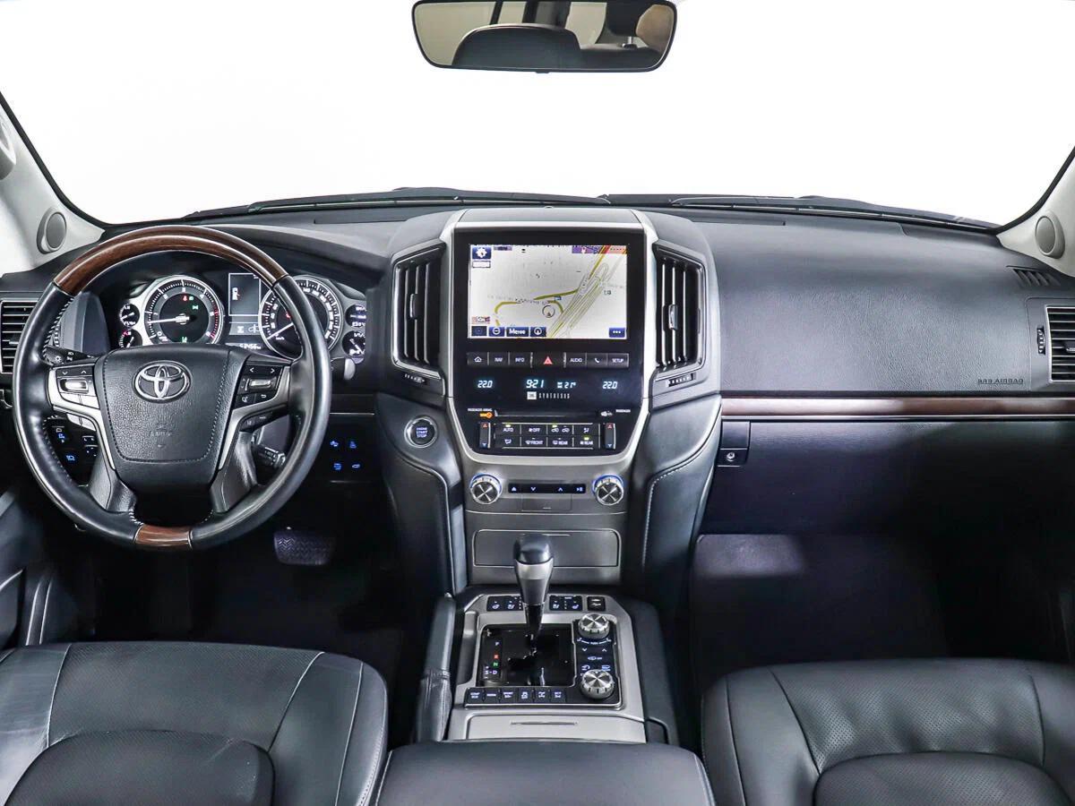 Toyota Land Cruiser 2018, красный
