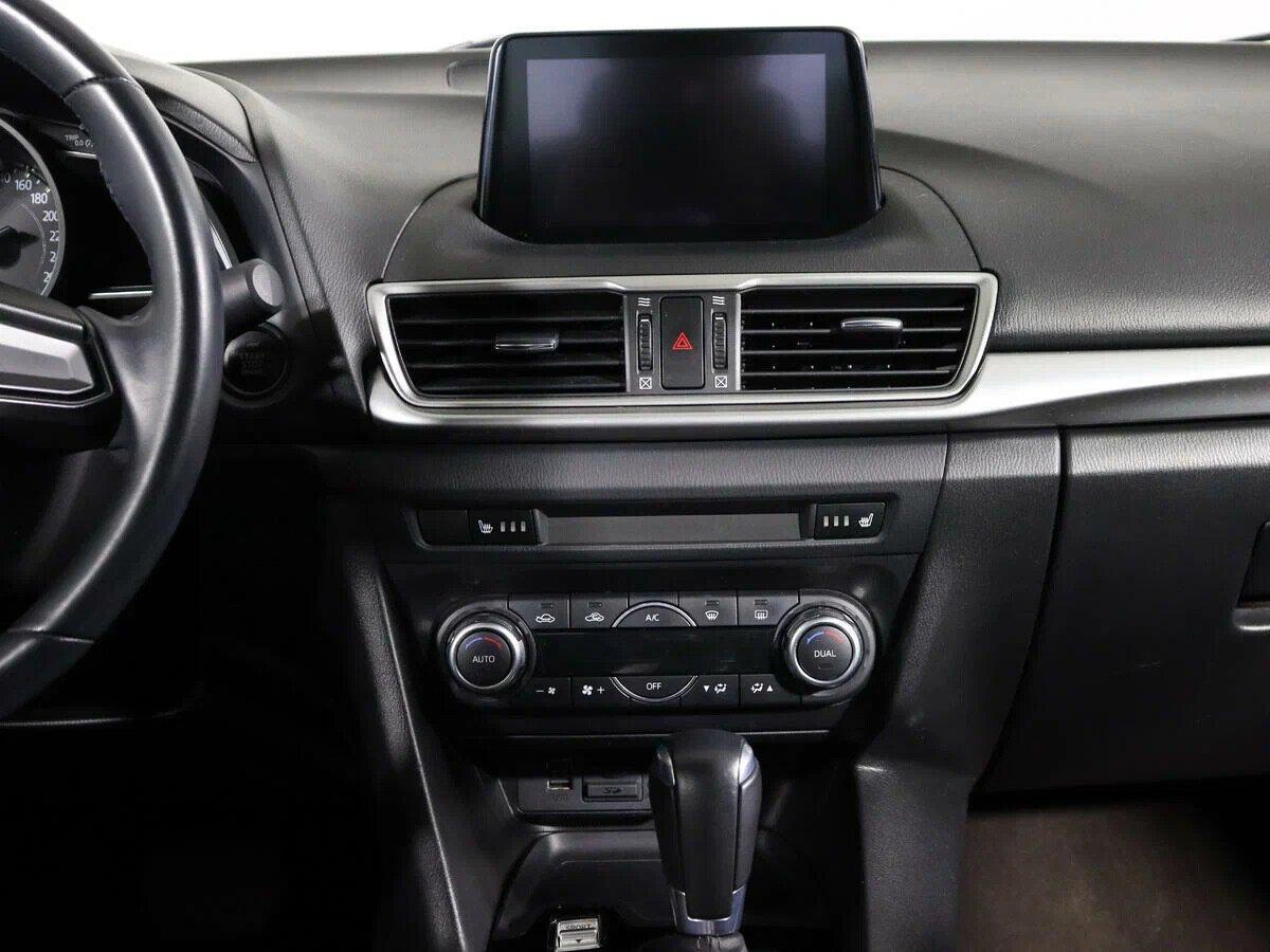 Mazda 3 2018, белый
