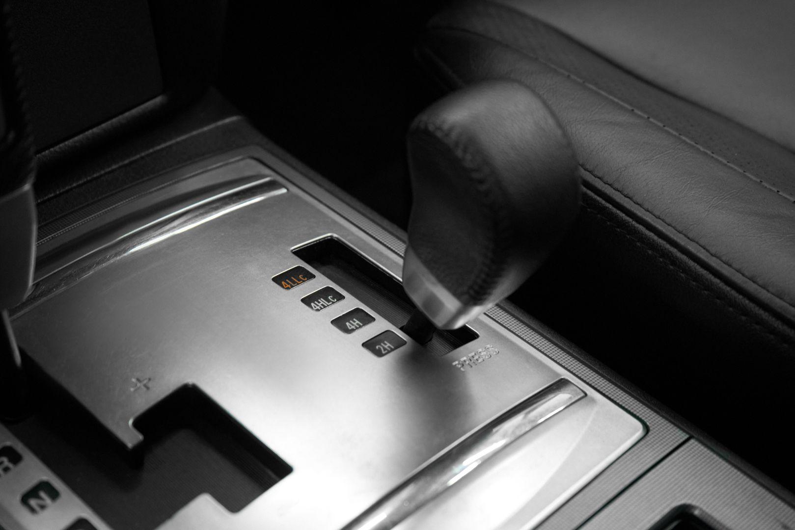 Mitsubishi Pajero 2011, серебряный