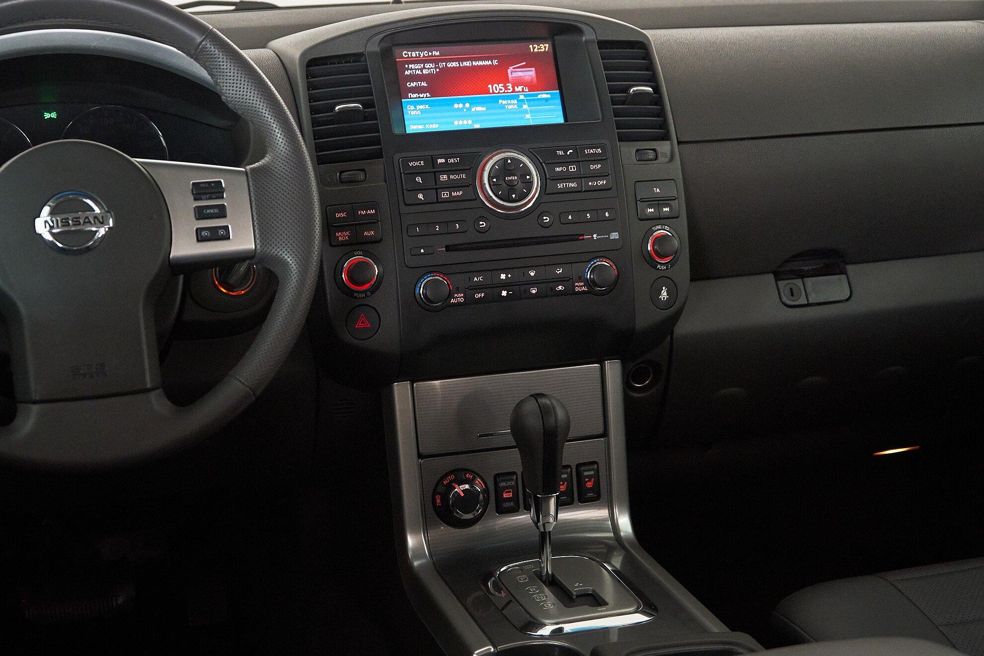 Nissan Pathfinder 2011, серебряный