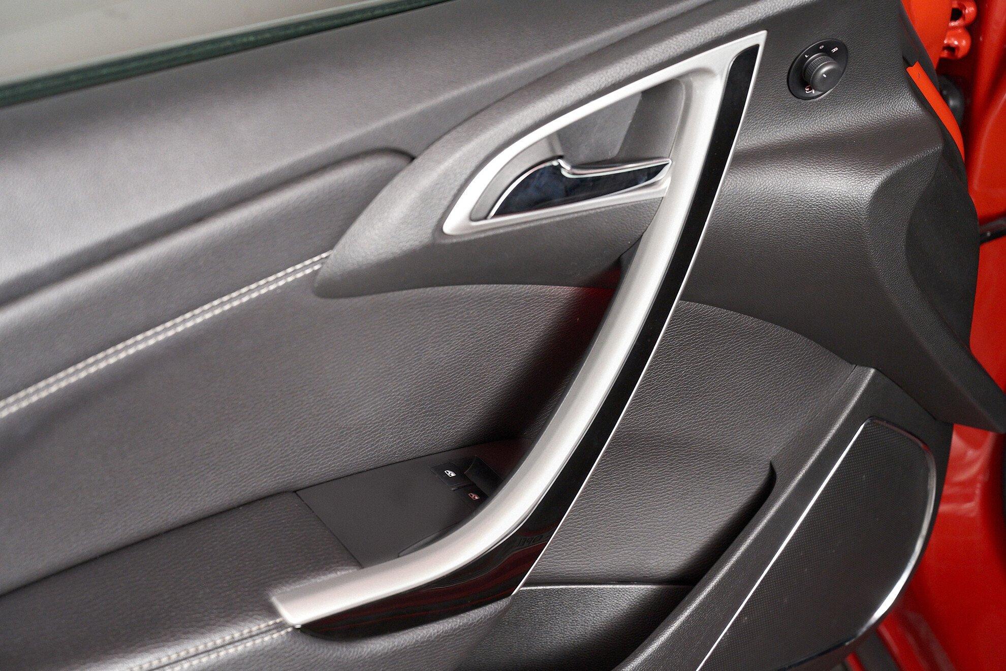 Opel Astra 2013, красный