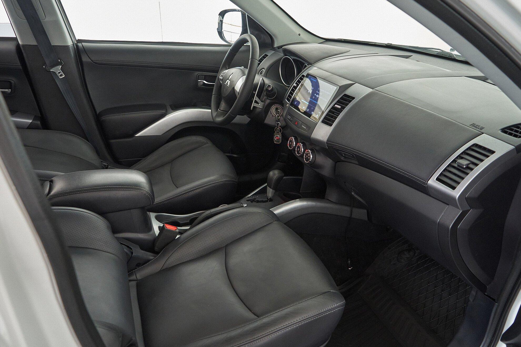 Mitsubishi Outlander 2010, белый