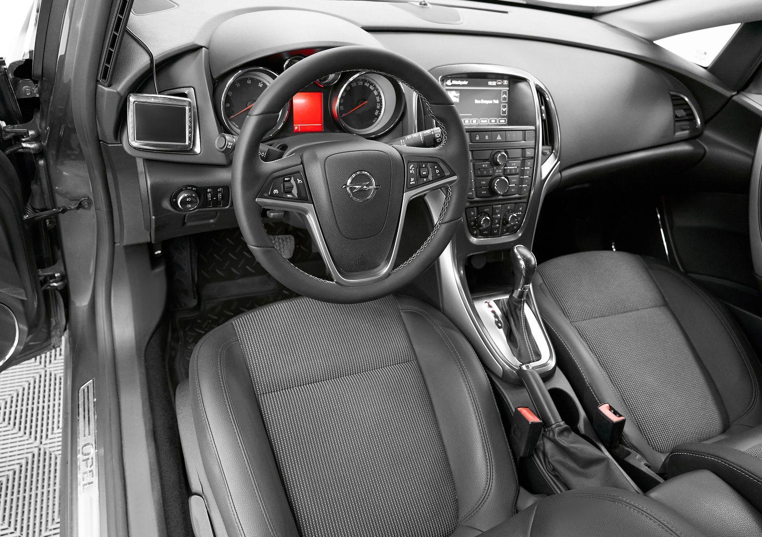Opel Astra 2012, серый