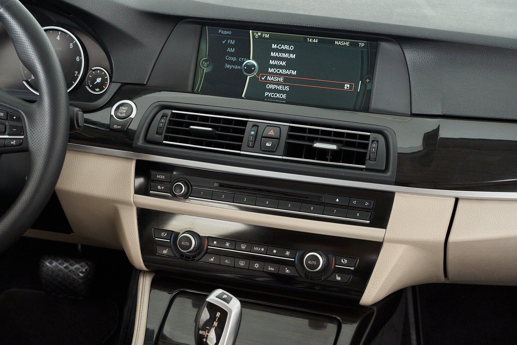 BMW 5 серии 2012, серый