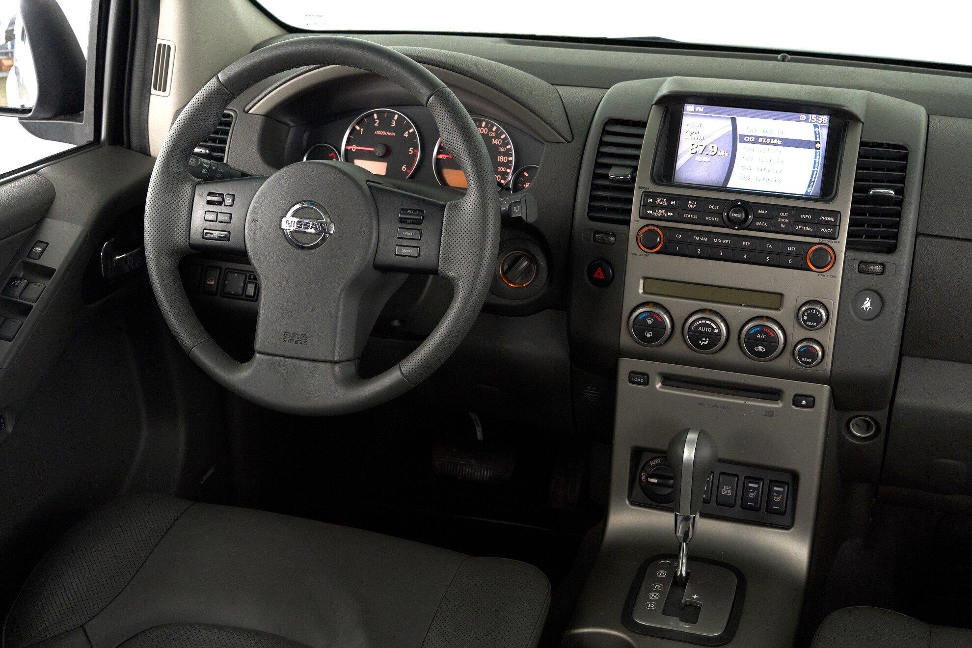 Nissan Pathfinder 2009, серебряный