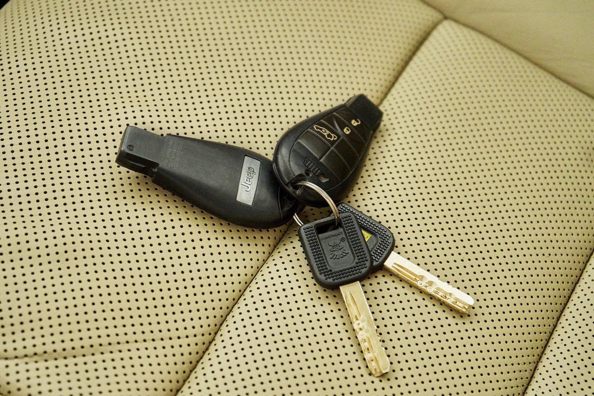 Jeep Grand Cherokee 2010, белый