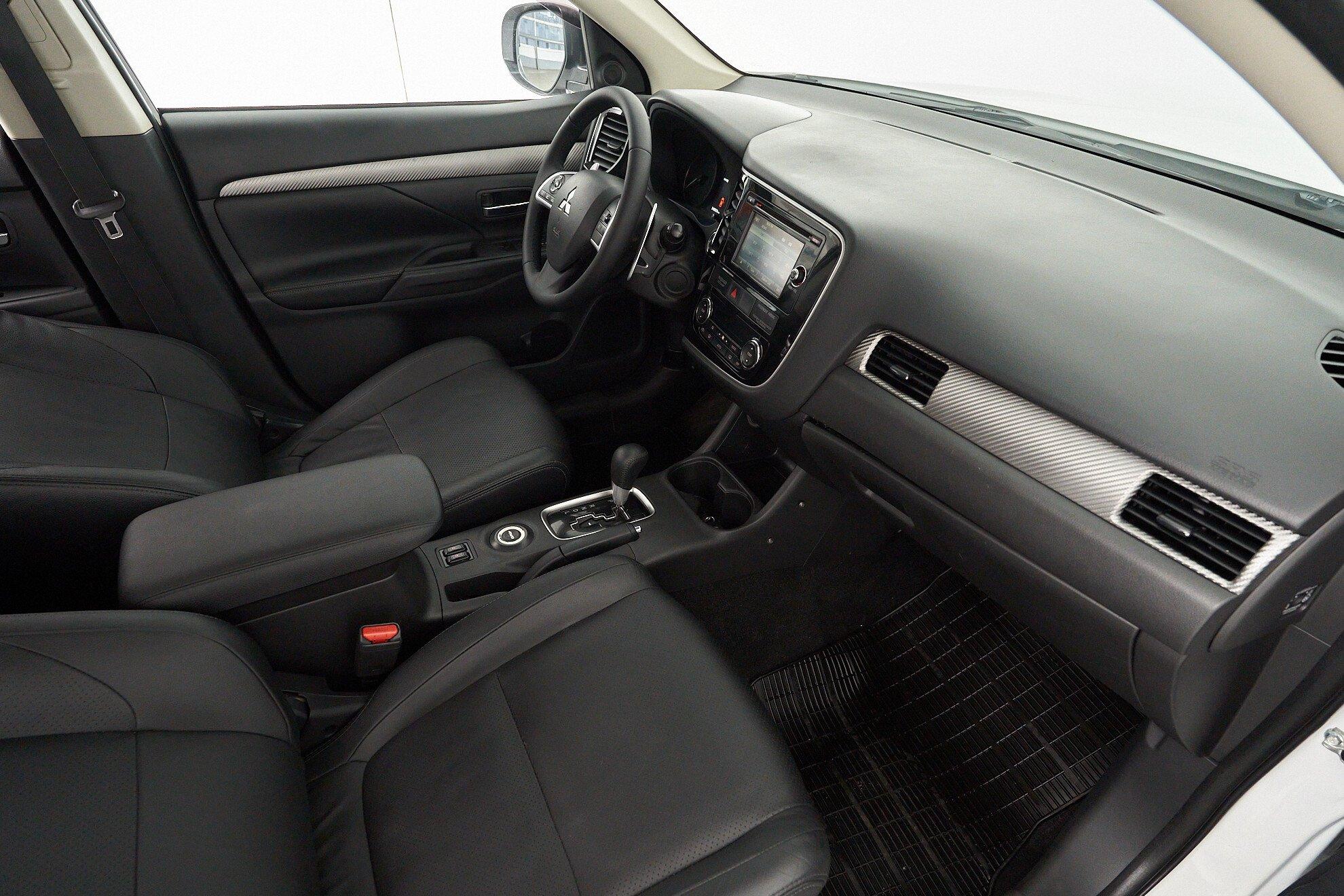 Mitsubishi Outlander 2012, белый