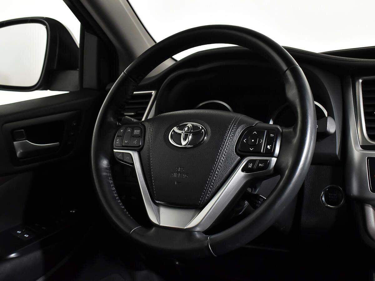 Toyota Highlander 2018, красный