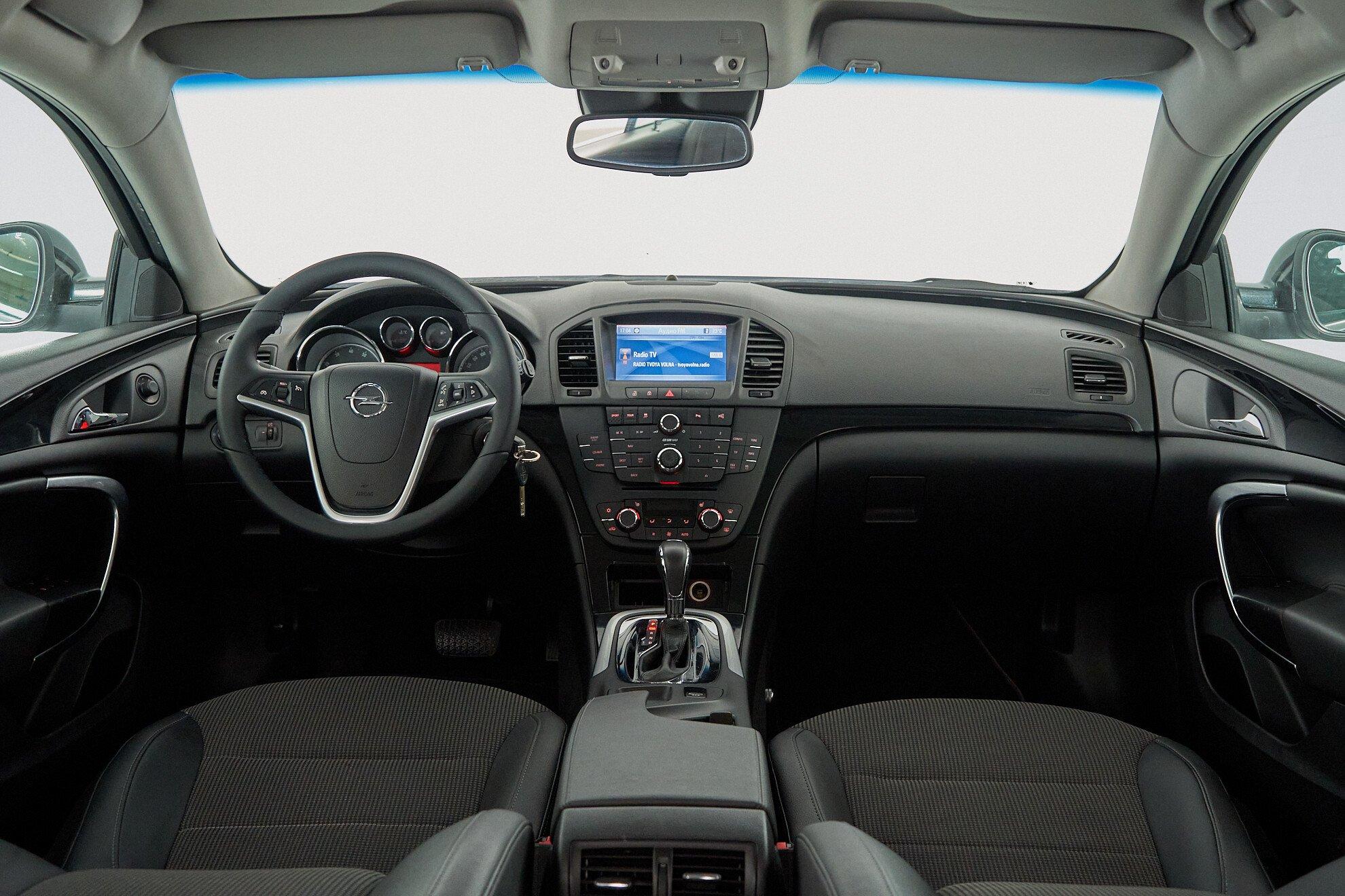 Opel Insignia 2010, черный