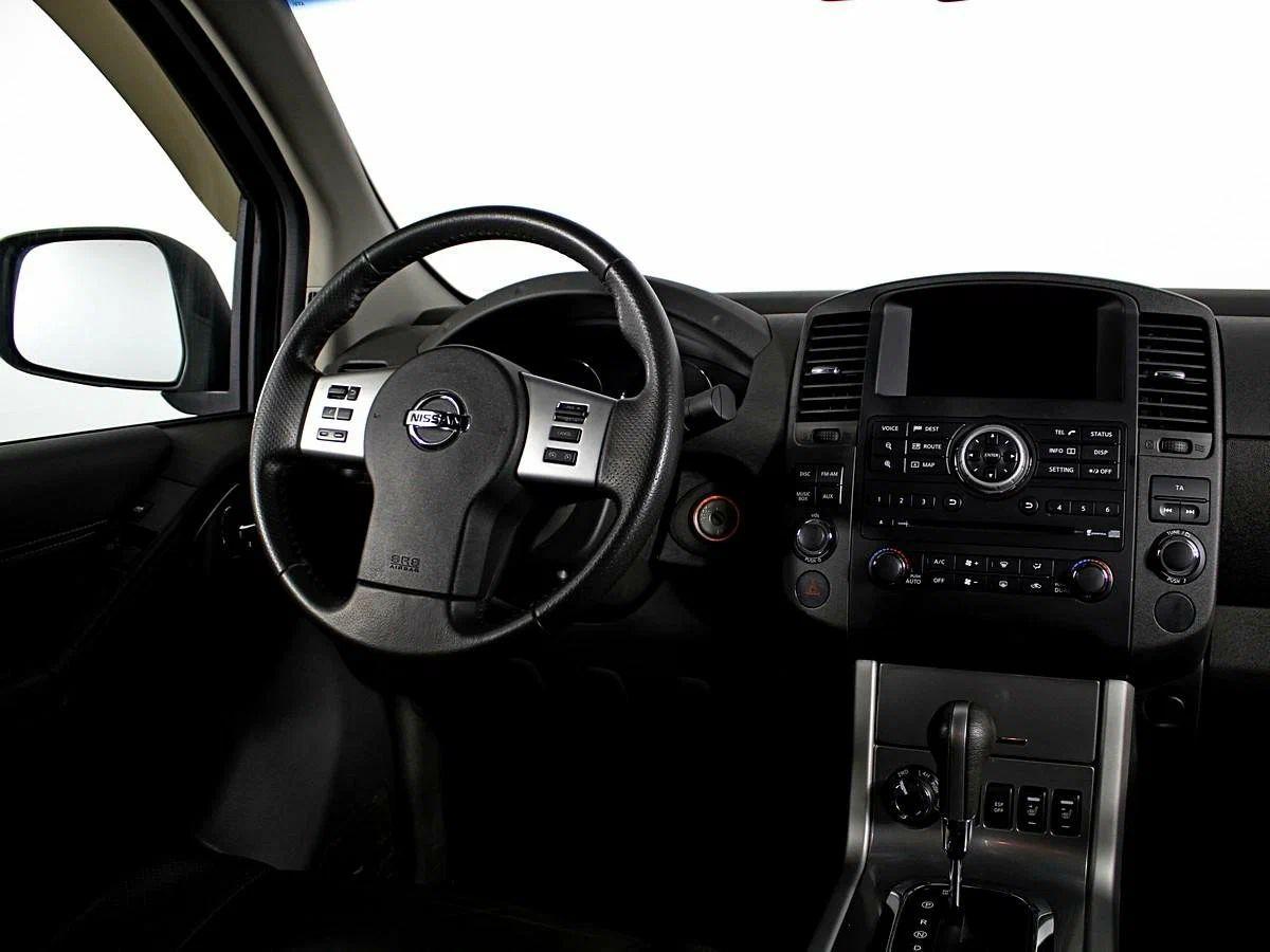 Nissan Navara (Frontier) 2013, серый
