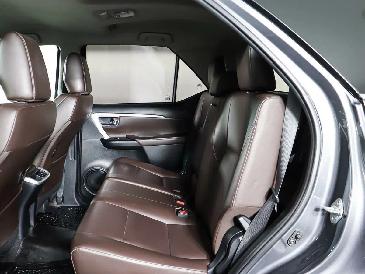 Toyota Fortuner 2016, серый