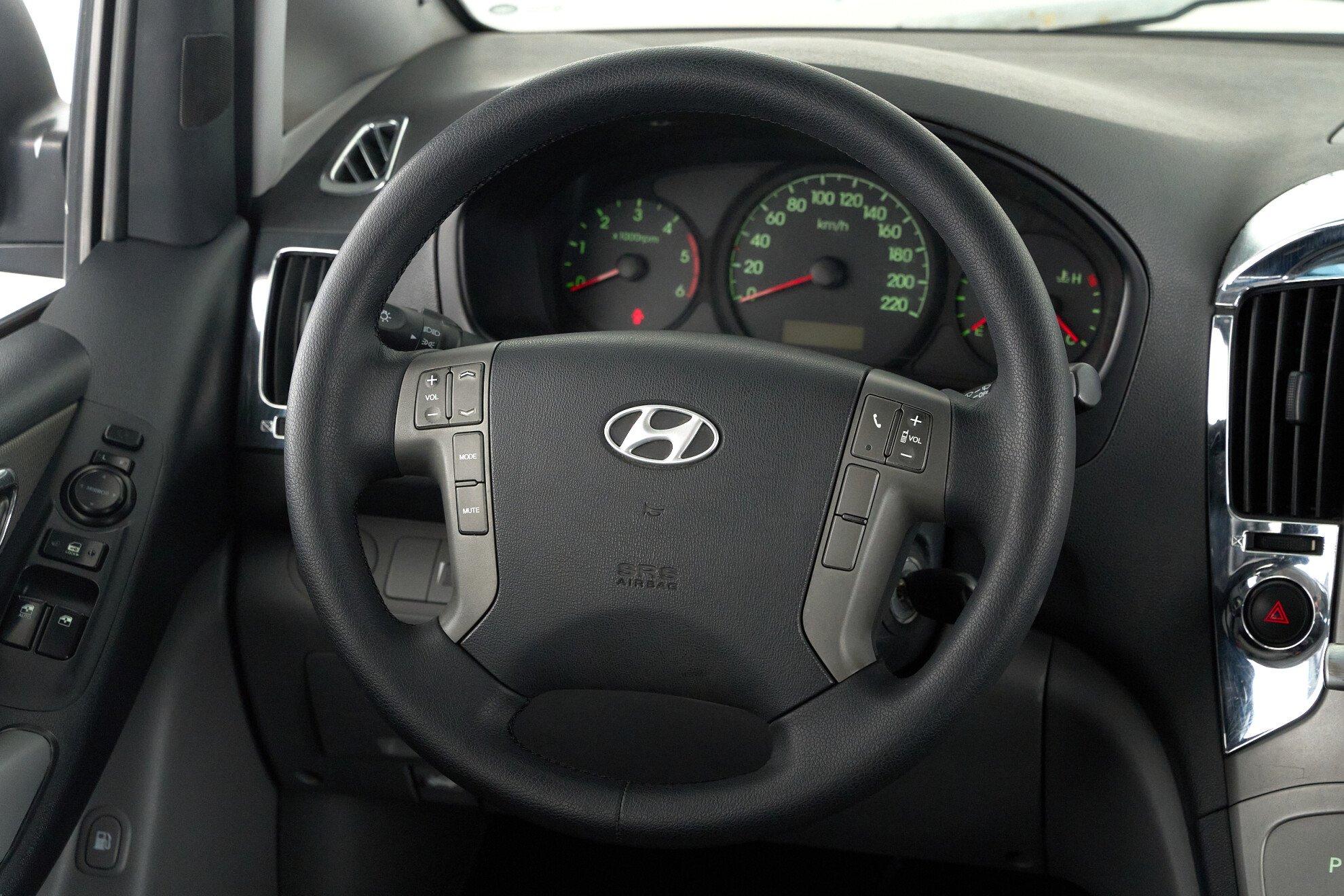 Hyundai Grand Starex 2007, серебряный