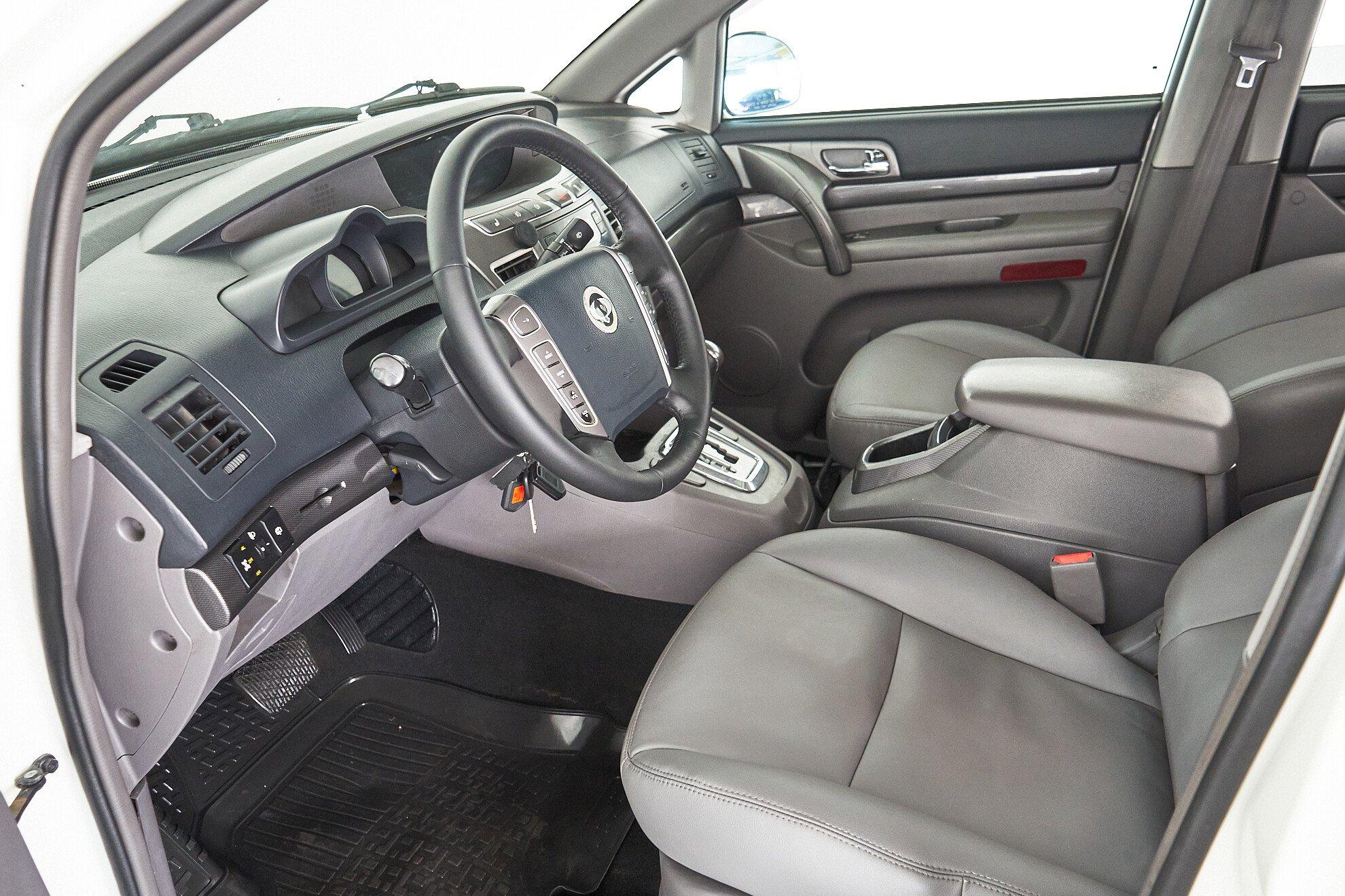 SsangYong Stavic 2014, белый