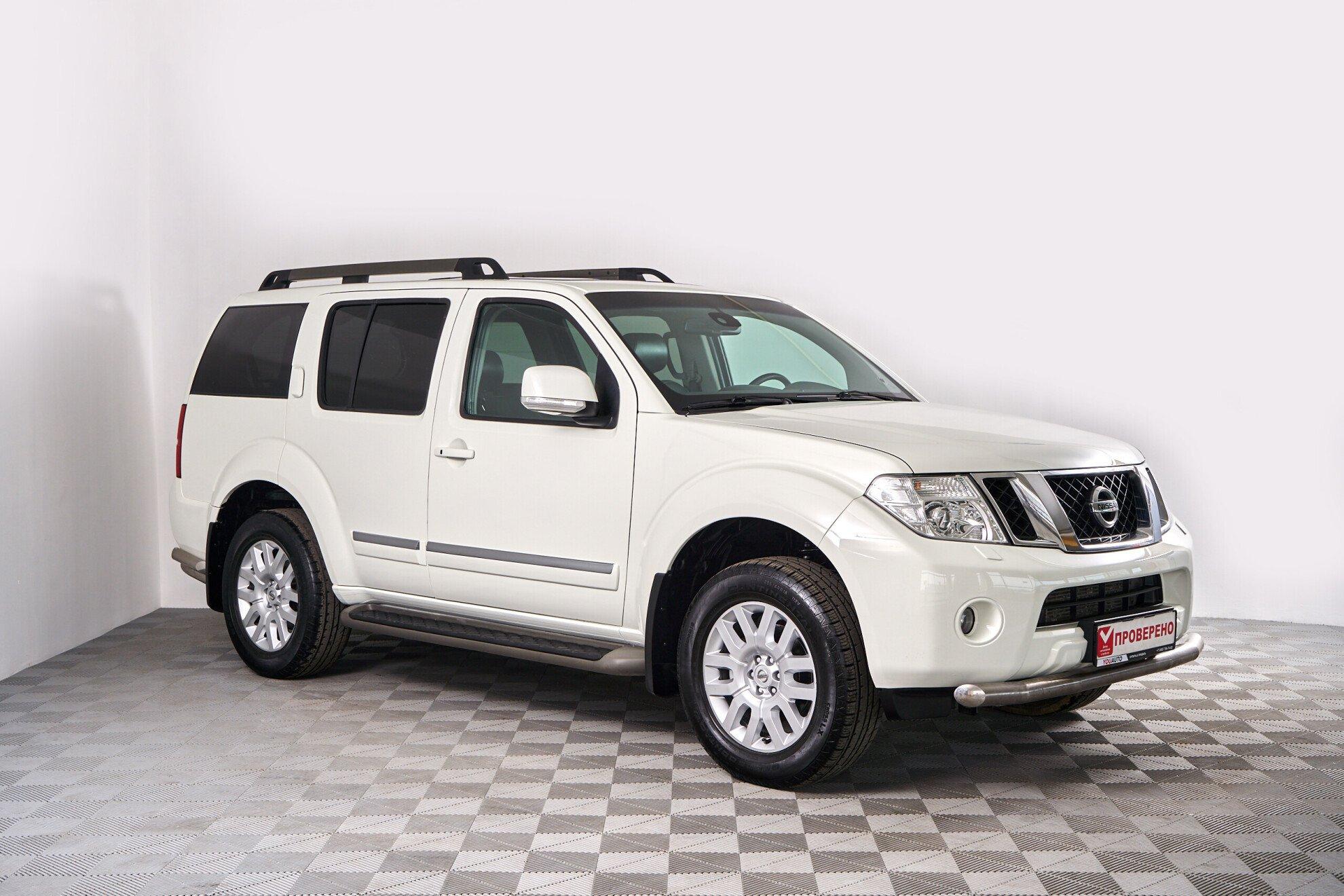 Nissan Pathfinder 2011, белый