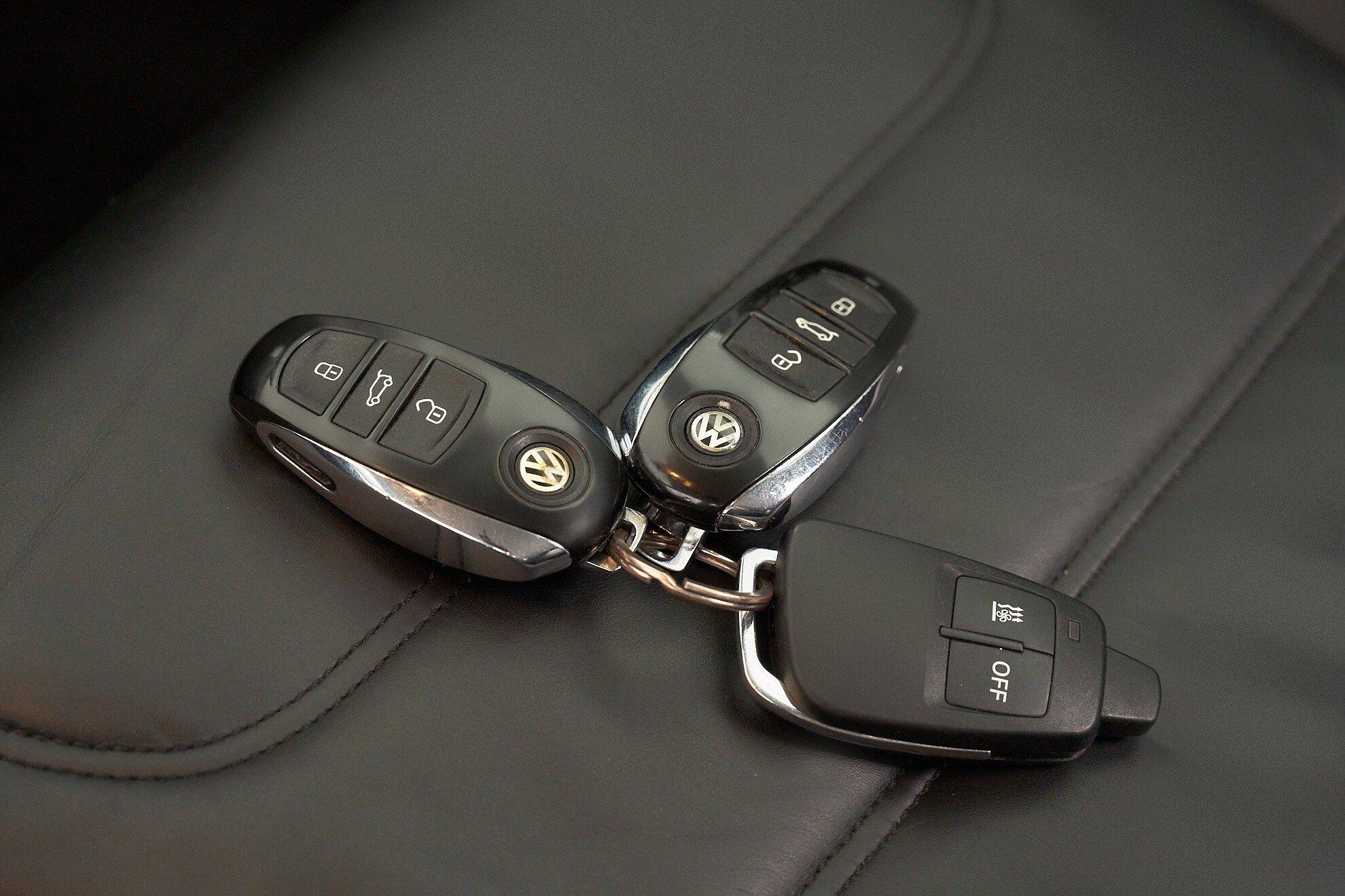 Volkswagen Touareg 2011, серебряный
