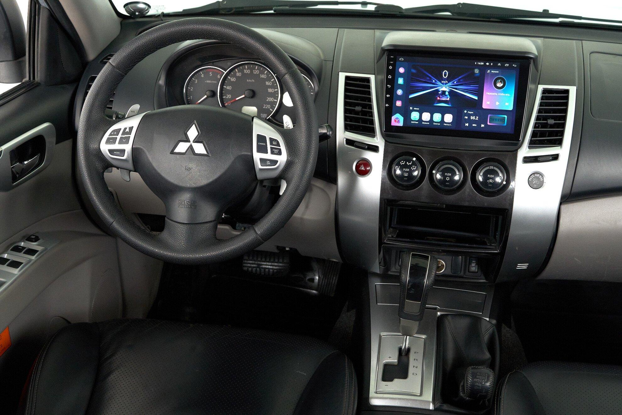 Mitsubishi Pajero Sport 2010, серебряный