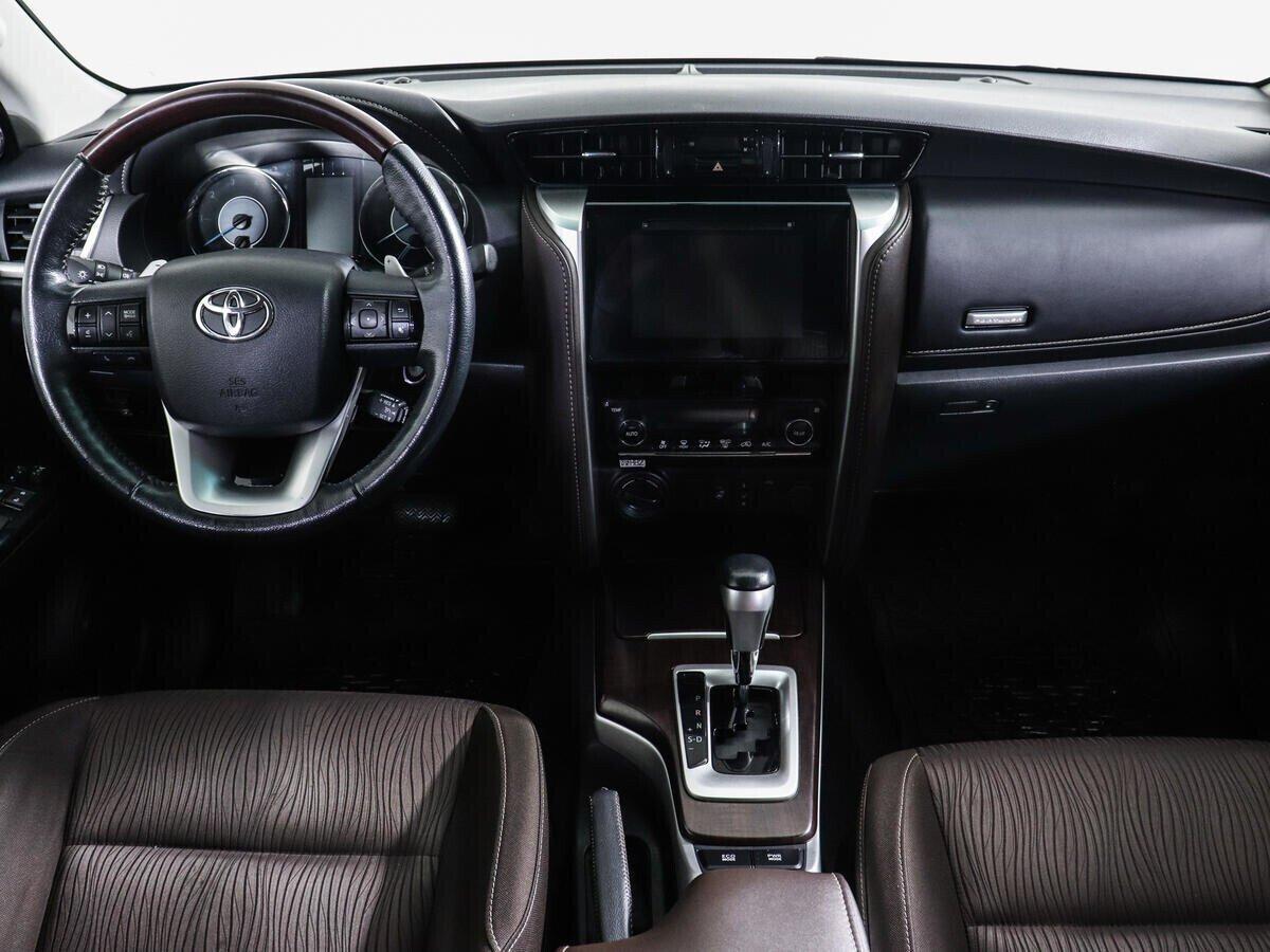 Toyota Fortuner 2018, белый