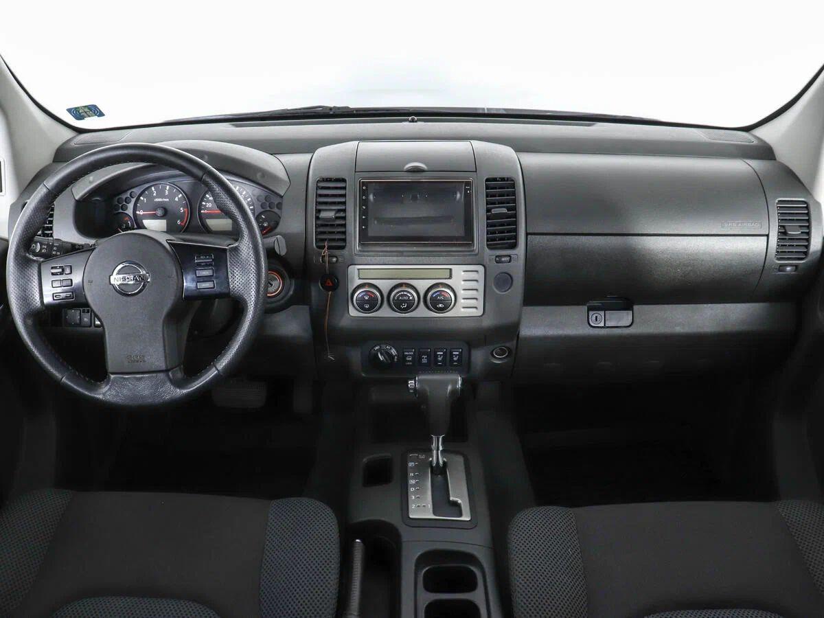 Nissan Navara (Frontier) 2009, серый