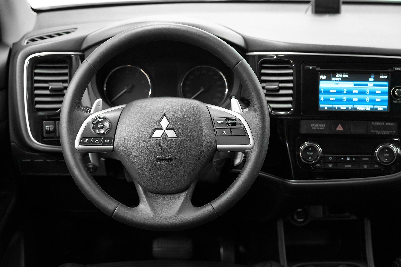 Mitsubishi Outlander 2013, белый