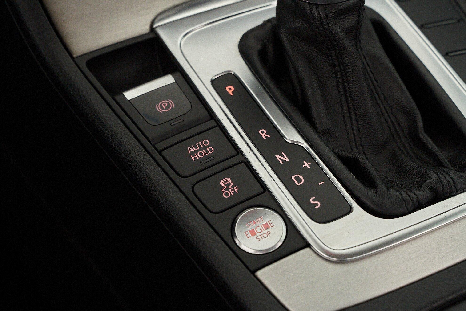 Volkswagen Passat 2012, белый