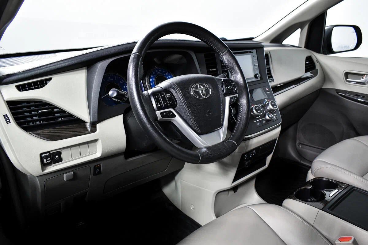 Toyota Sienna 2018, черный