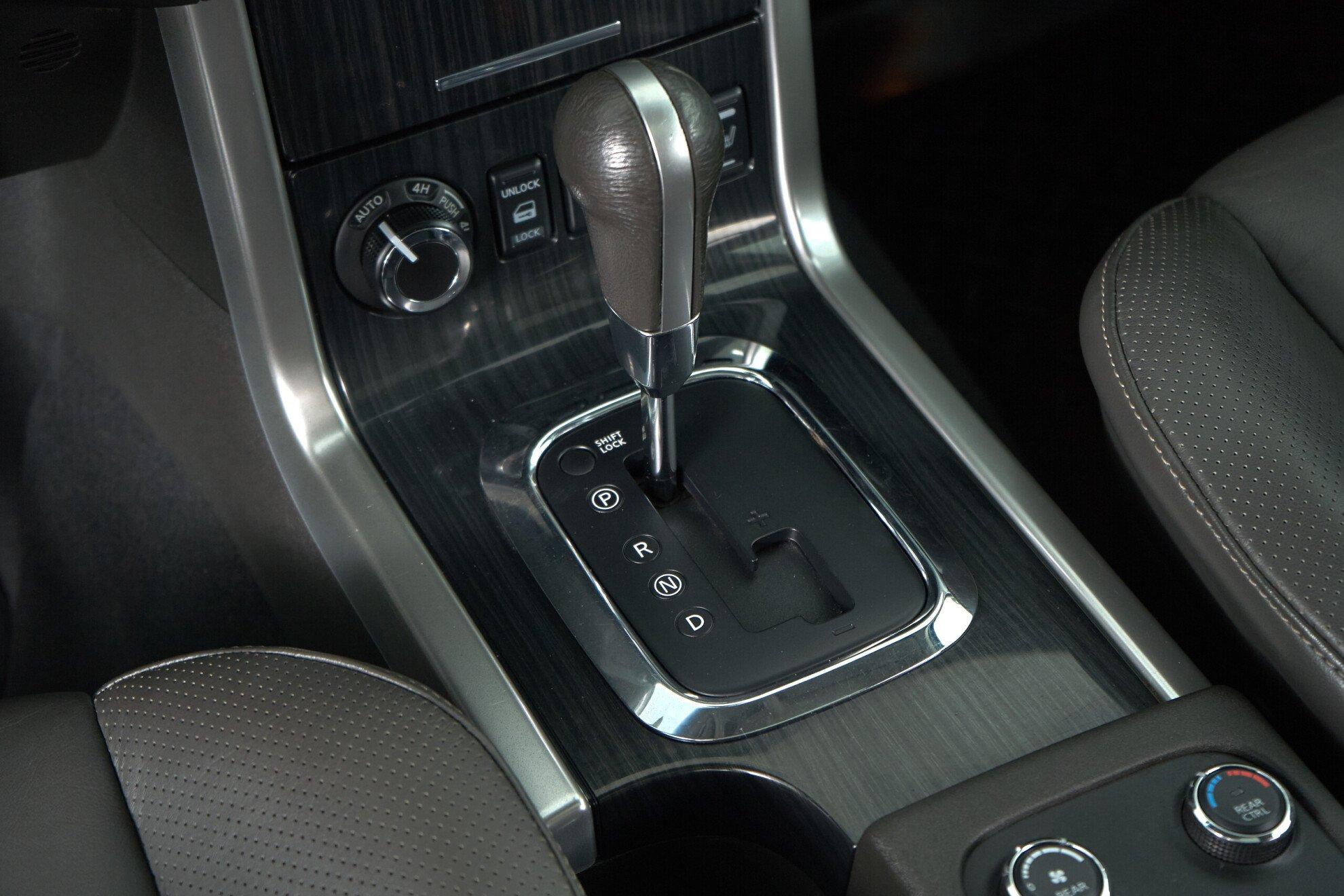 Nissan Pathfinder 2011, белый