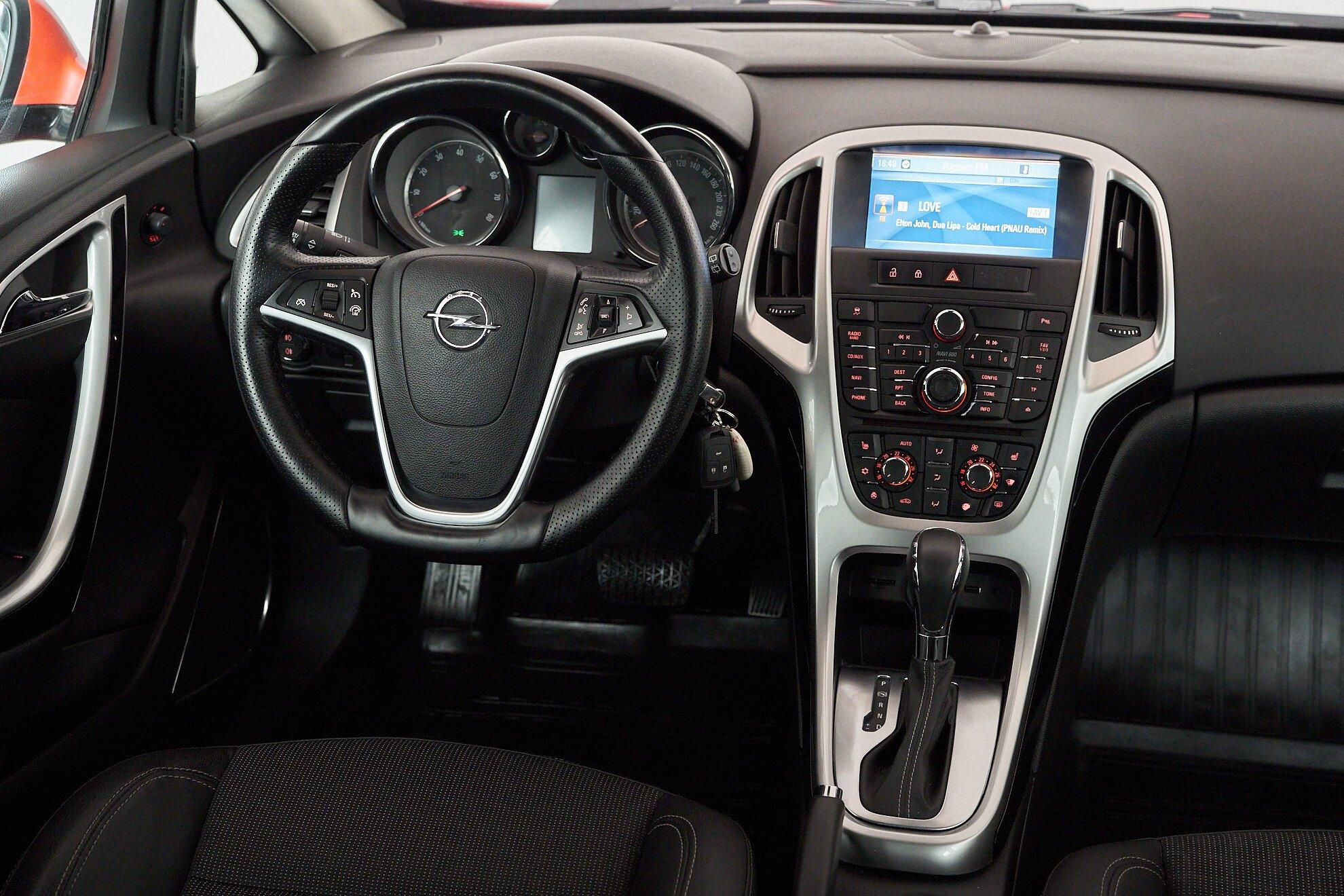 Opel Astra 2013, красный