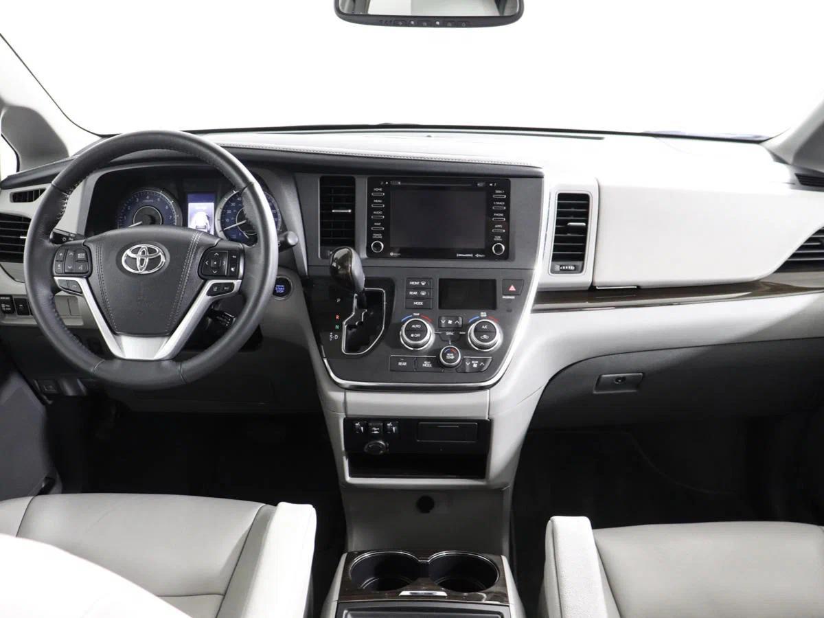 Toyota Sienna 2017, серебряный