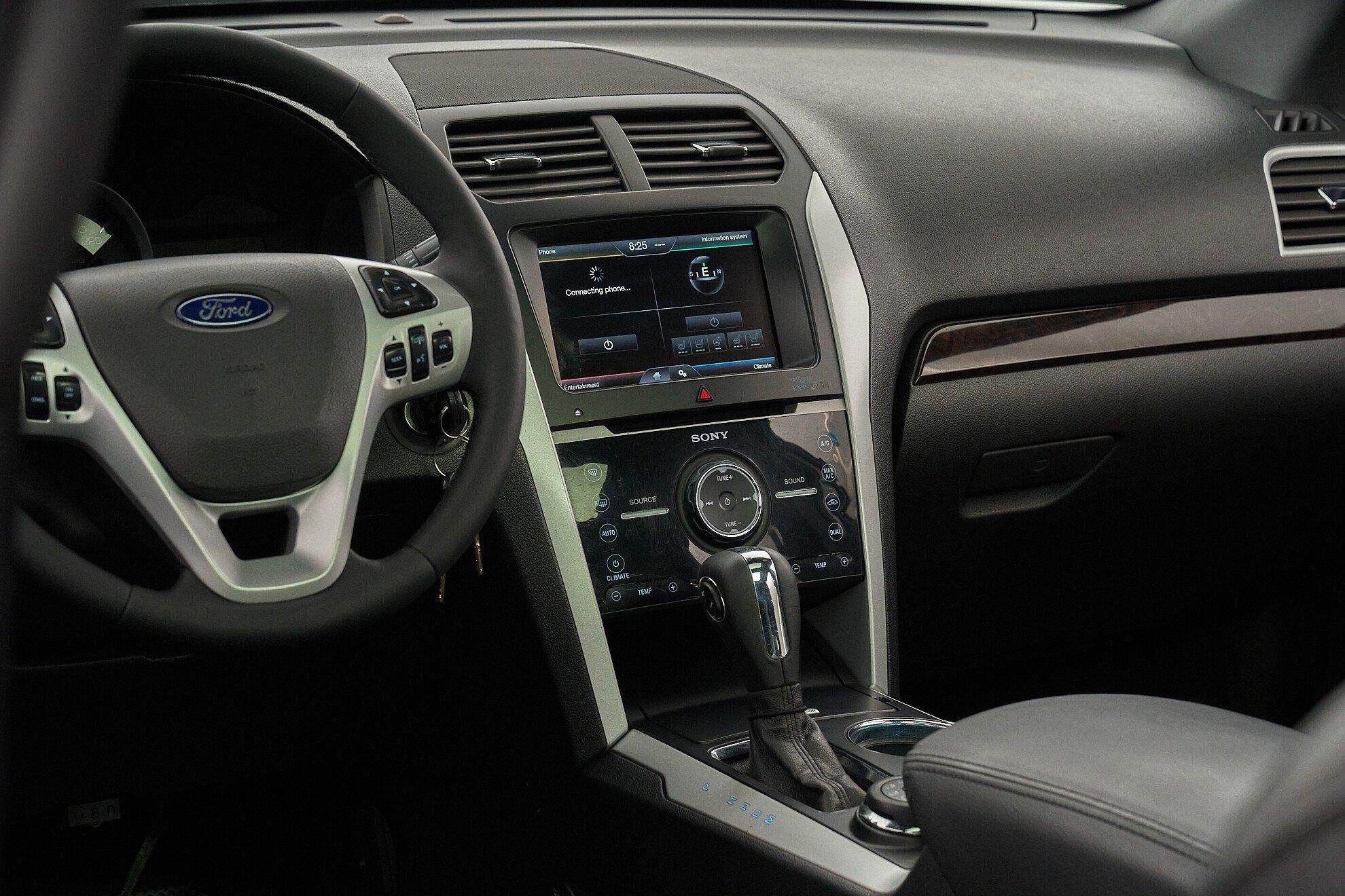 Ford Explorer 2013, белый