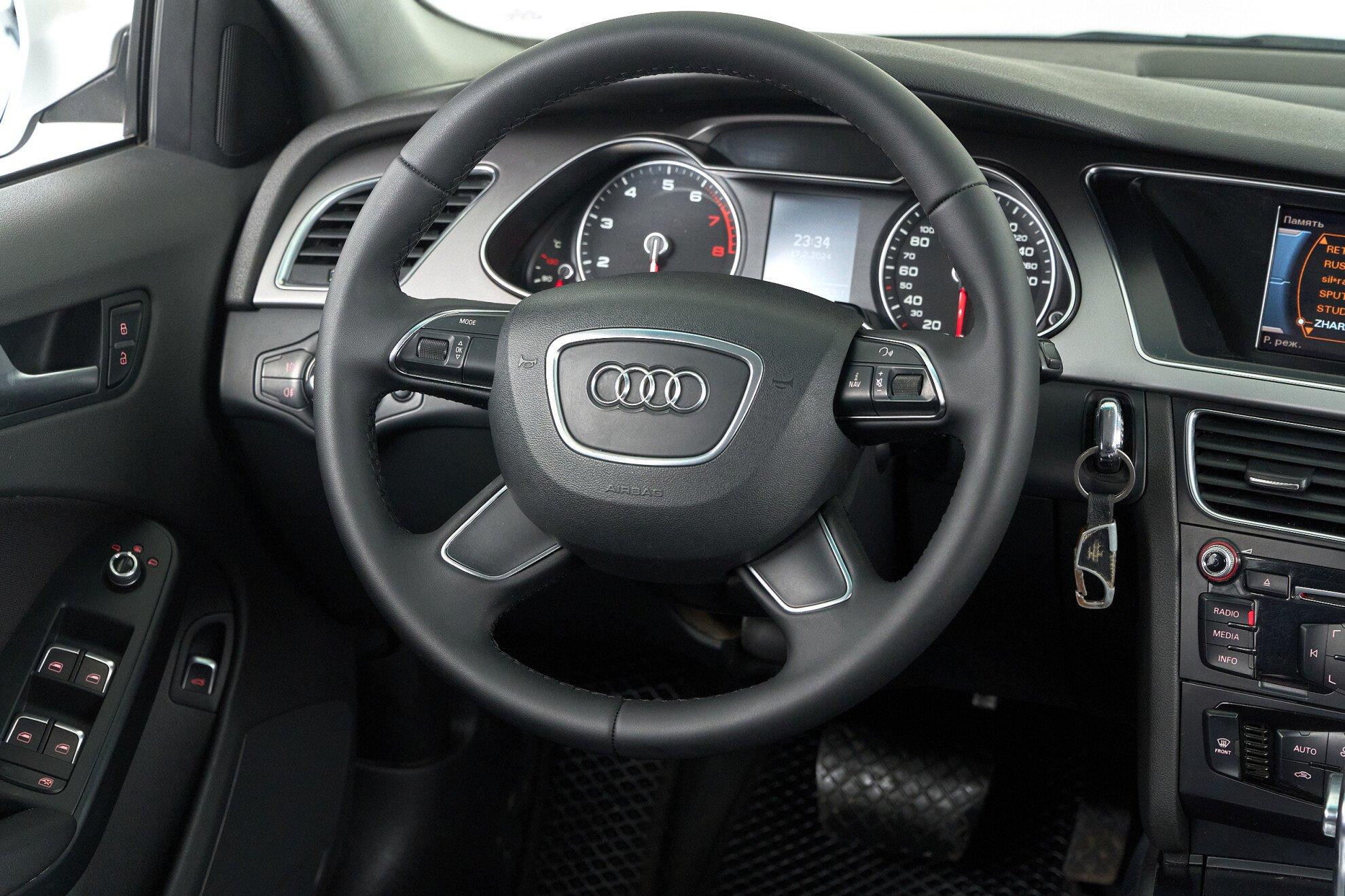 Audi A4 2012, белый