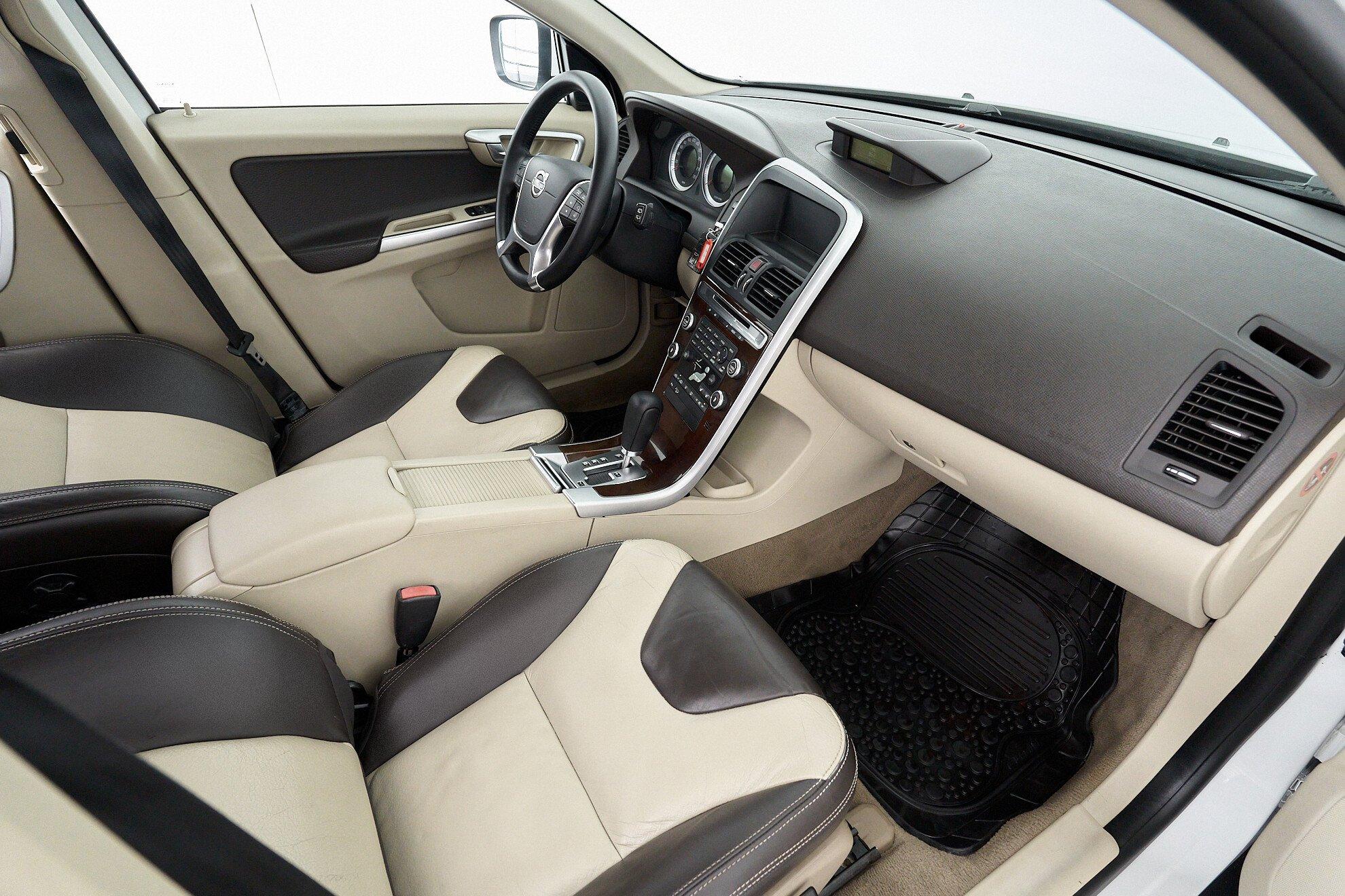 Volvo XC60 2011, белый