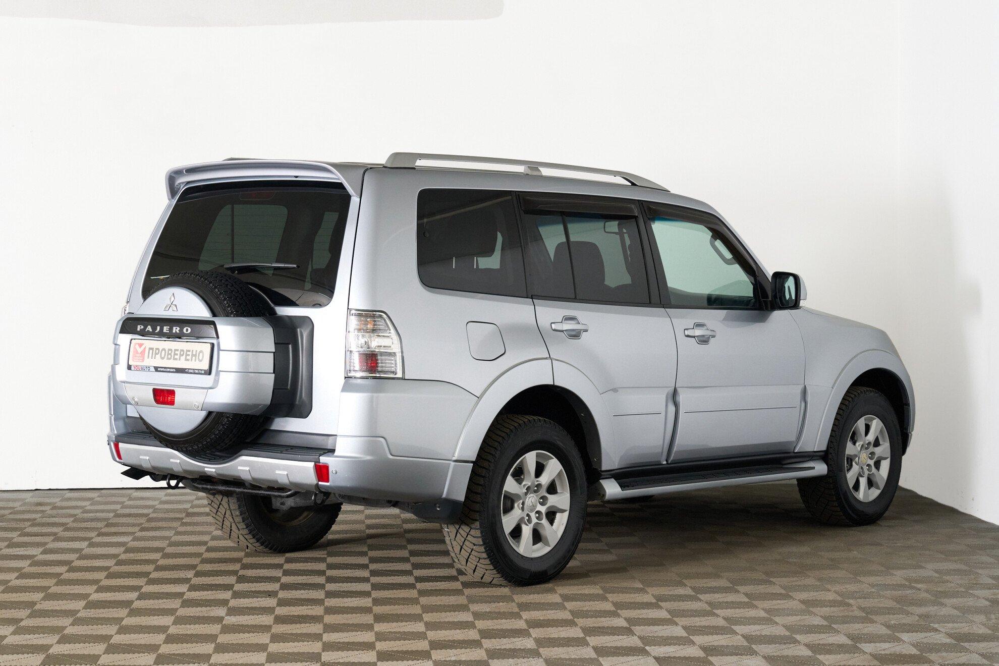 Mitsubishi Pajero 2010, серебряный