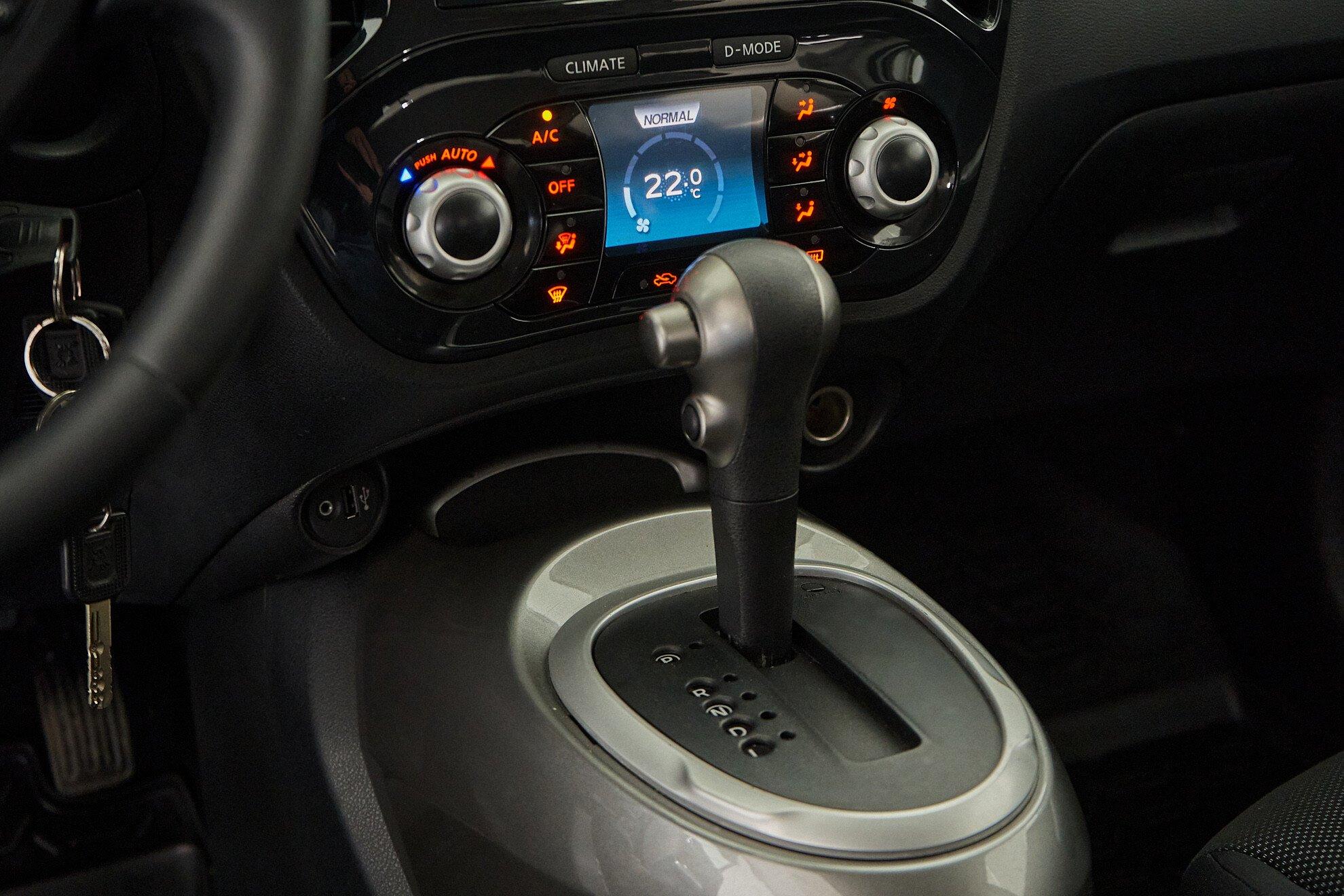 Nissan Juke 2012, белый