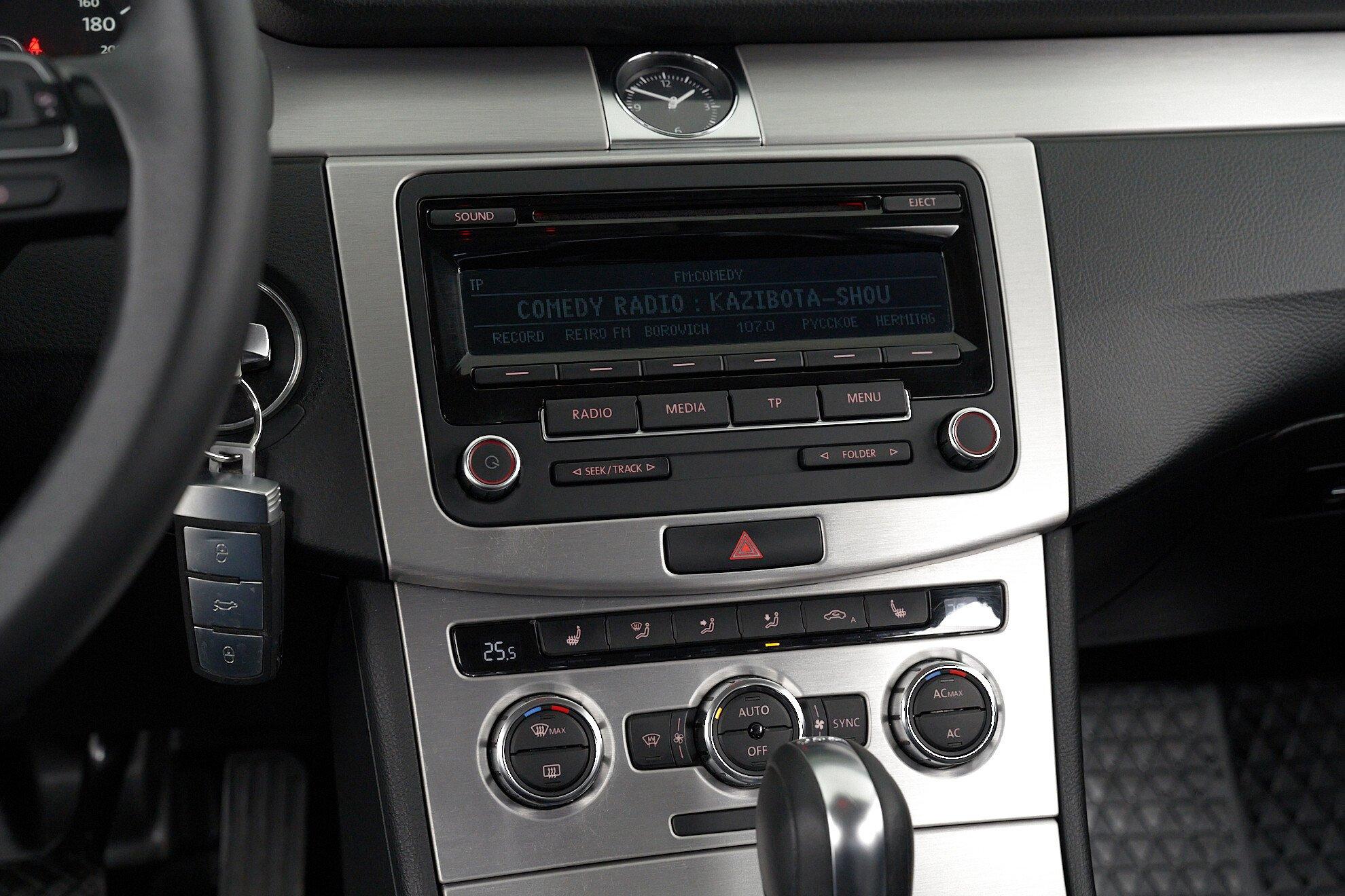 Volkswagen Passat 2011, черный